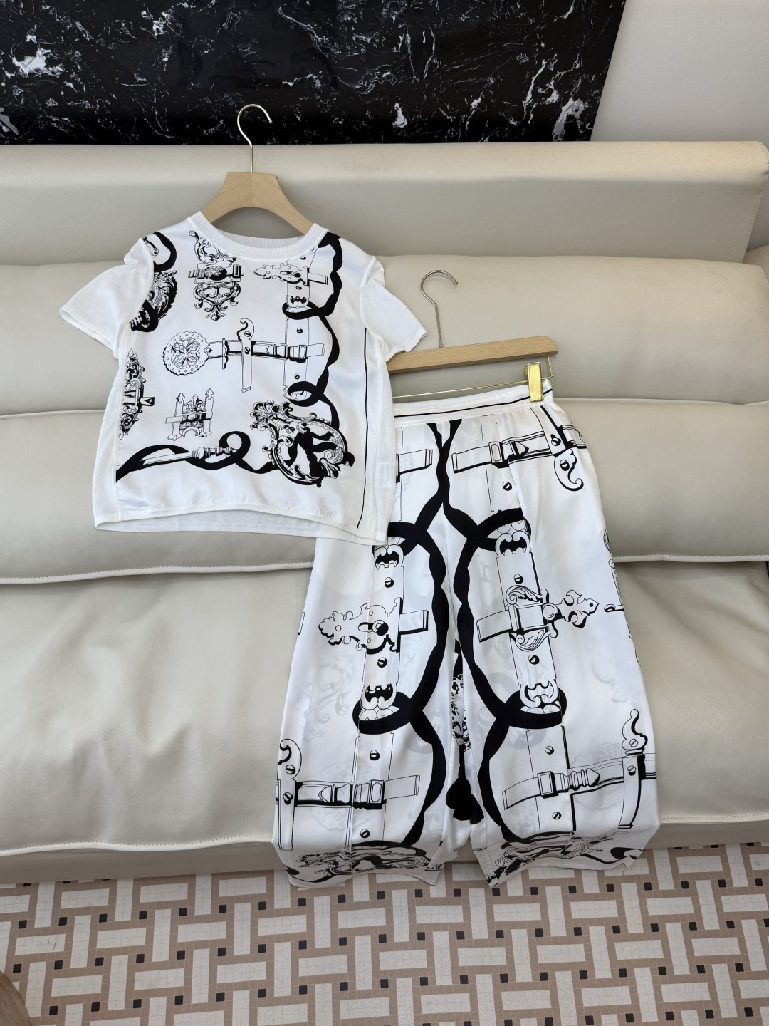 NO:780934,H32603+326021# New set of pants and tops H home positioning printing silk splicing knitted tops and silk trousers two colors S-X L, Hermes-clothing, hermes, real silk,19860909H32603+326021#新款套装 裤子上衣 H家 定位印花 真丝拼接针织上衣真丝长裤 两色 S-X L,爱马仕-服装,hermes,real silk,,Women's clothing