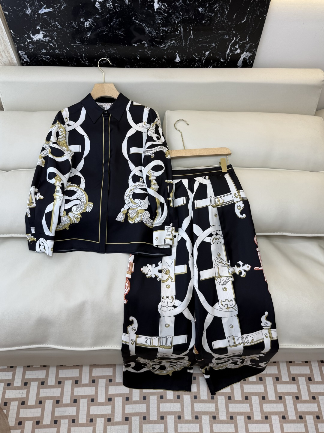 NO:780887,H326021+326020#New style suit pants shirt H home positioning printing silk shirt silk trousers two colors S-X L,Hermes-clothing,hermes,shirts,real silk,19860909H326021+326020#新款套装 裤子 衬衫 H家 定位印花 真丝衬衫真丝长裤 两色 S-X L,爱马仕-服装,hermes,shirts,real silk,,Women's clothing