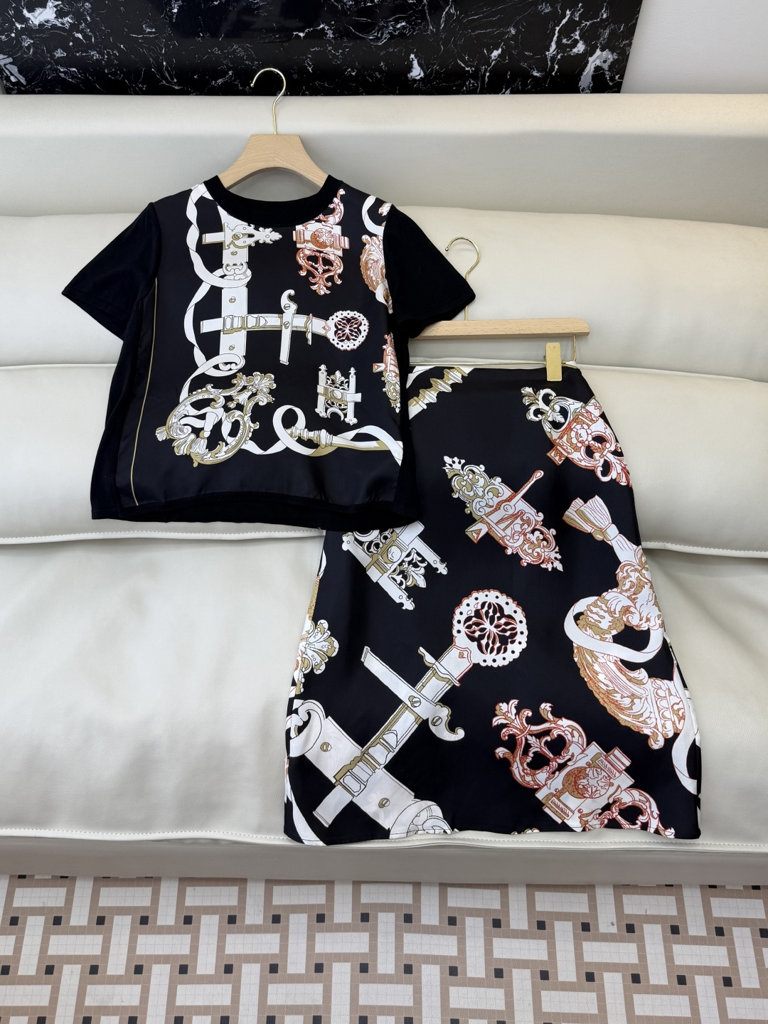 NO:800672,Skirt top H32603+326022# new set H home positioning printing silk splicing knitted top silk skirt three colors S-X L,,skirts,real silk,19860909半裙上衣H32603+326022#新款套装 H家 定位印花 真丝拼接针织上衣真丝半裙 三色S-X L,,skirts,real silk,,Women's clothing