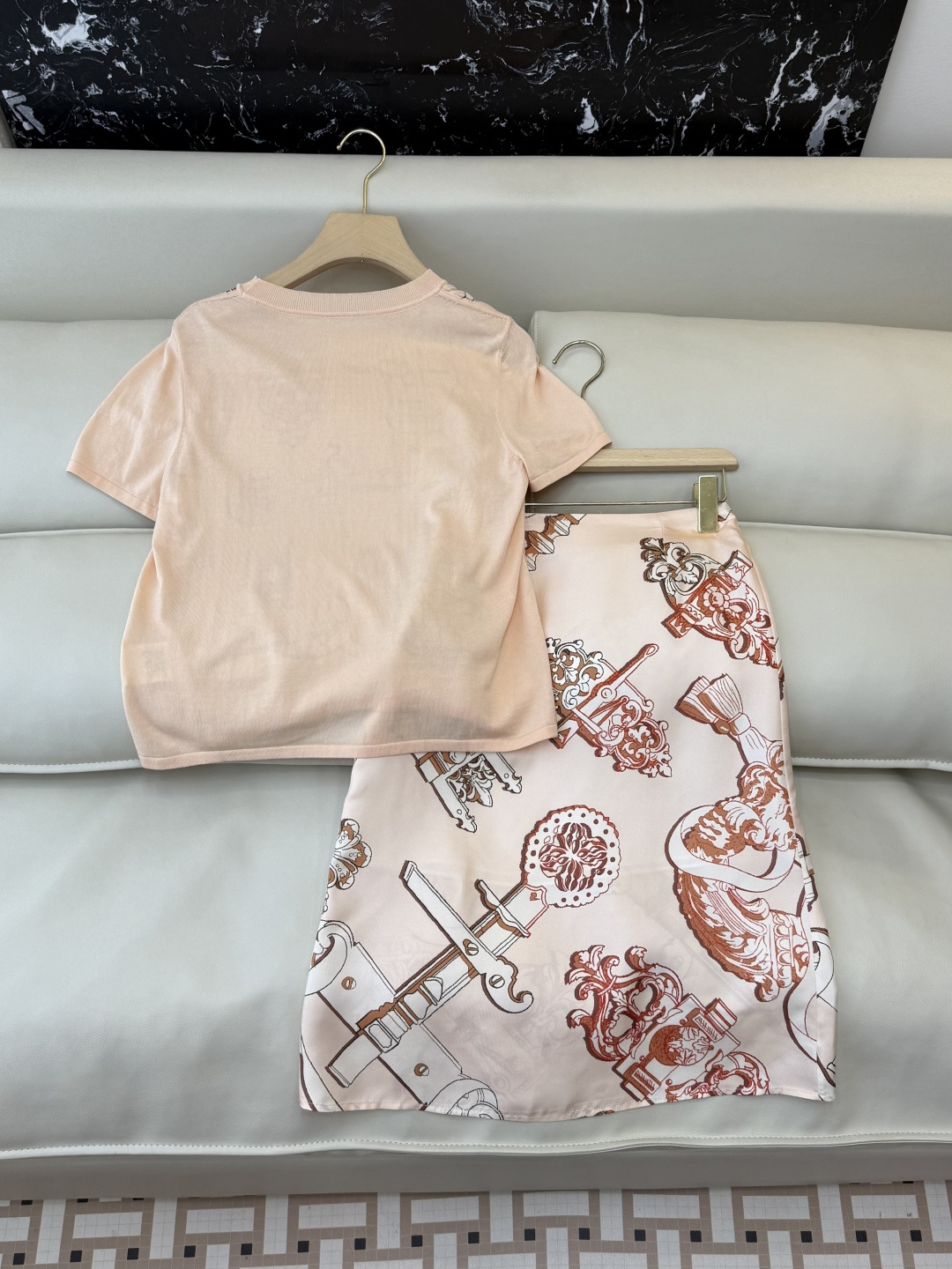 NO:780940,H32603+326022# New suit skirt top H home positioning printing silk splicing knitted top silk skirt three colors S-X L, Hermès-clothing, hermes,skirts,real silk,19860909H32603+326022#新款套装 半裙上衣 H家 定位印花 真丝拼接针织上衣真丝半裙 三色S-X L,爱马仕-服装,hermes,skirts,real silk,,Women's clothing