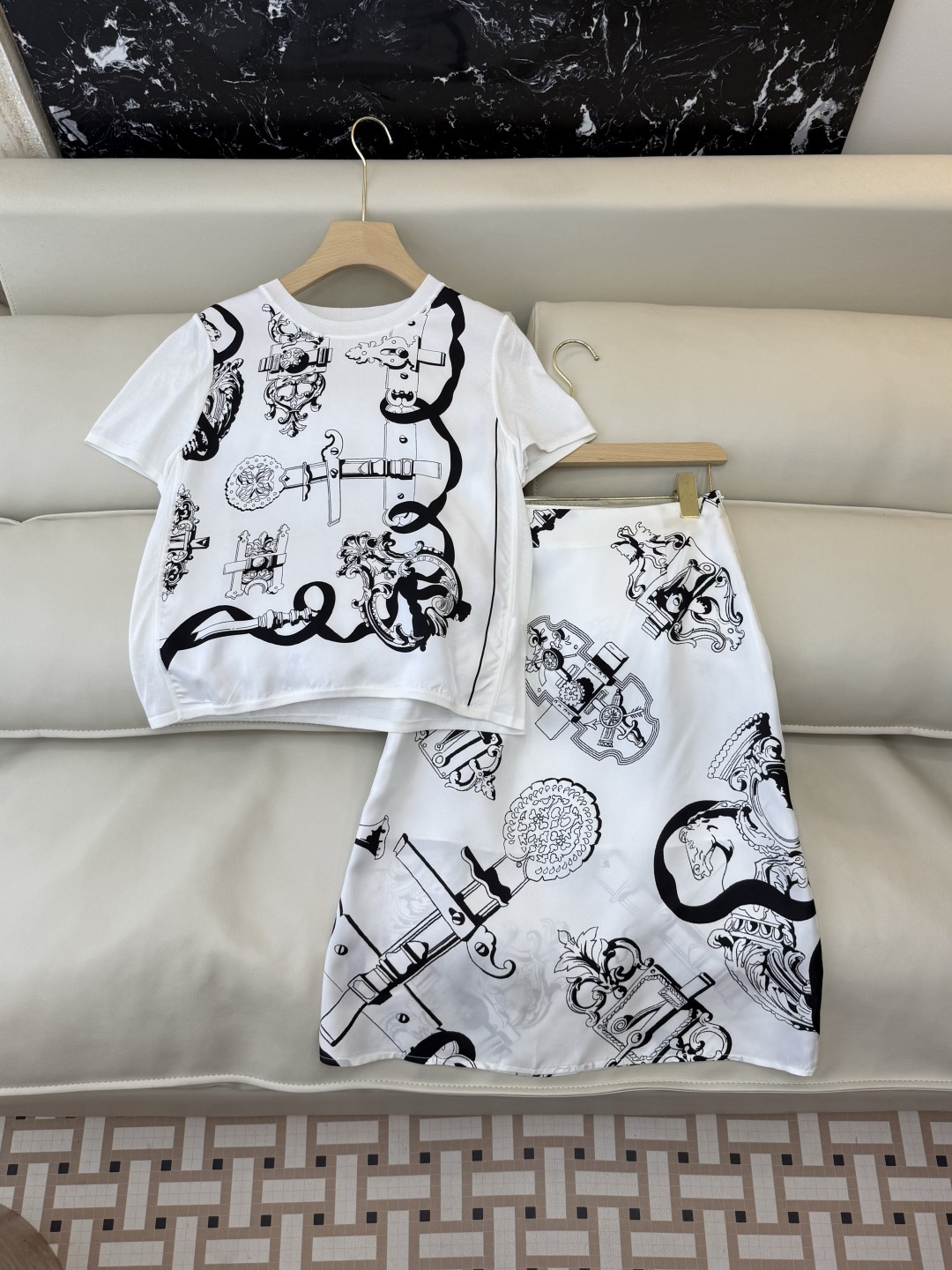 NO:782675,H32603+326022# New suit skirt top H home positioning printing silk splicing knitted top silk skirt three colors S-X L, Hermès-clothing, hermes,skirts,real silk,19860909H32603+326022#新款套装 半裙上衣 H家 定位印花 真丝拼接针织上衣真丝半裙 三色S-X L,爱马仕-服装,hermes,skirts,real silk,,Women's clothing