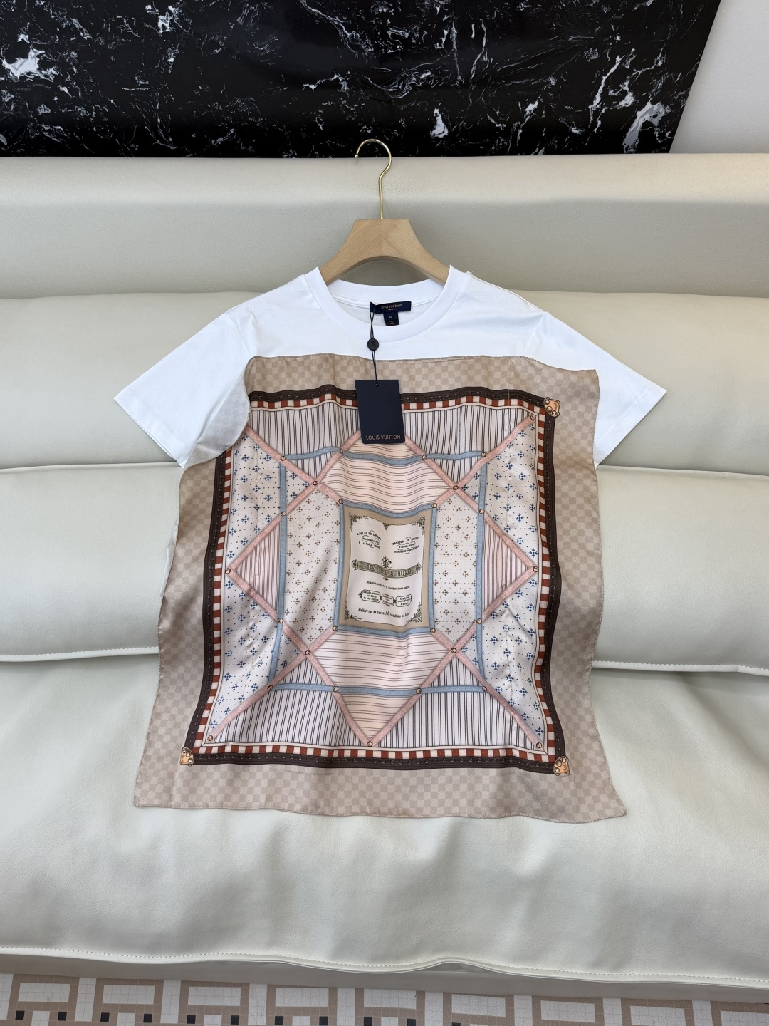 NO:780907,QG0191# New T-shirt is the highest version on the market. The girl will inspect the goods, trim the three marks on the thread, and send pictures and videos before delivery. If you want quality and service, please add me on WeChat. We will not accept urgent orders. L V top version, positioning printing, short-sleeved T-shirt, black, white, SML, Louis Vuitton-clothing, louis vuitton, T-shirt, tees, t-shirt,19860909QG0191#新款T恤特市面最高版本小妹验货、修剪线头上三标、发货可发图及拍视频,要品质要服务的加我微信,不接急单. L V 顶级版 定位印花 短袖T恤 黑色 白色 SML,路易威登-服装,louis vuitton,T-shirt,tees，t-shirt,,Women's clothing