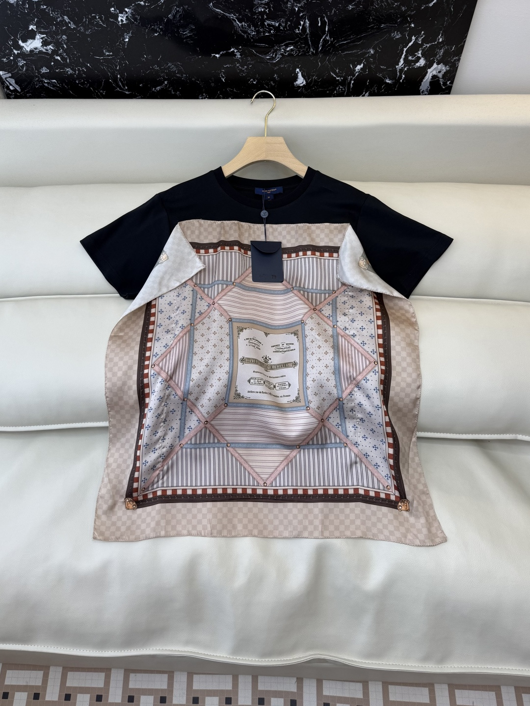 NO:800669,QG0191#New T-shirt special L V top version positioning printing short-sleeved T-shirt black white SML,,T-shirt,tees,t-shirt,19860909QG0191#新款T恤特 L V 顶级版 定位印花 短袖T恤 黑色 白色 SML,,T-shirt,tees，t-shirt,,Women's clothing
