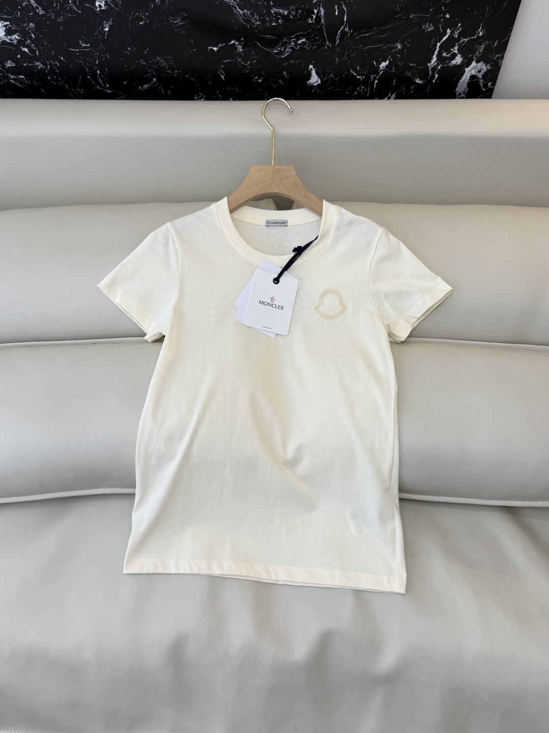 NO:782630,QG0195# New T-shirt is the highest version on the market. The girl will inspect the goods, trim the three marks on the thread, and send pictures and videos before delivery. If you want quality or service, please add me on WeChat. We will not accept urgent orders. moncler, top version, minimalist style, short-sleeved T-shirt, blue, pink, off-white, SML, hood-clothing, Moncler, T-shirt, tees, t-shirt,19860909QG0195#新款T恤特市面最高版本小妹验货、修剪线头上三标、发货可发图及拍视频,要品质要服务的加我微信,不接急单. moncler 蒙口 顶级版 极简风 短袖T恤 蓝色 粉色 米白色 SML,蒙口-服装,Moncler,T-shirt,tees，t-shirt,,Women's clothing