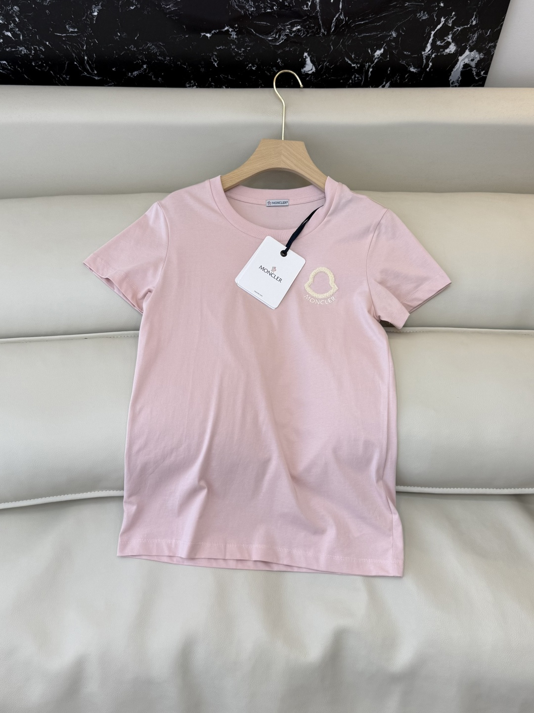 NO:782614,QG0195# New T-shirt is the highest version on the market. The girl will inspect the goods, trim the three marks on the thread, and send pictures and videos before delivery. If you want quality or service, please add me on WeChat. We will not accept urgent orders. moncler, top version, minimalist style, short-sleeved T-shirt, blue, pink, off-white, SML, hood-clothing, Moncler, T-shirt, tees, t-shirt,19860909QG0195#新款T恤特市面最高版本小妹验货、修剪线头上三标、发货可发图及拍视频,要品质要服务的加我微信,不接急单. moncler 蒙口 顶级版 极简风 短袖T恤 蓝色 粉色 米白色 SML,蒙口-服装,Moncler,T-shirt,tees，t-shirt,,Women's clothing