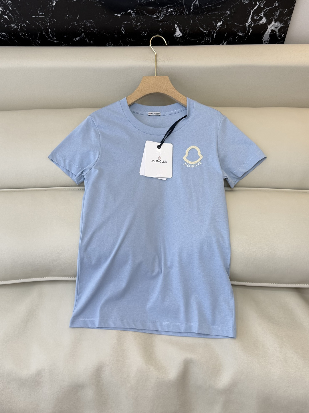 NO:782599,QG0195# New T-shirt is the highest version on the market. The girl will inspect the goods, trim the three marks on the thread, and send pictures and videos before delivery. If you want quality or service, please add me on WeChat. We will not accept urgent orders. moncler, top version, minimalist style, short-sleeved T-shirt, blue, pink, off-white, SML, hood-clothing, Moncler, T-shirt, tees, t-shirt,19860909QG0195#新款T恤特市面最高版本小妹验货、修剪线头上三标、发货可发图及拍视频,要品质要服务的加我微信,不接急单. moncler 蒙口 顶级版 极简风 短袖T恤 蓝色 粉色 米白色 SML,蒙口-服装,Moncler,T-shirt,tees，t-shirt,,Women's clothing