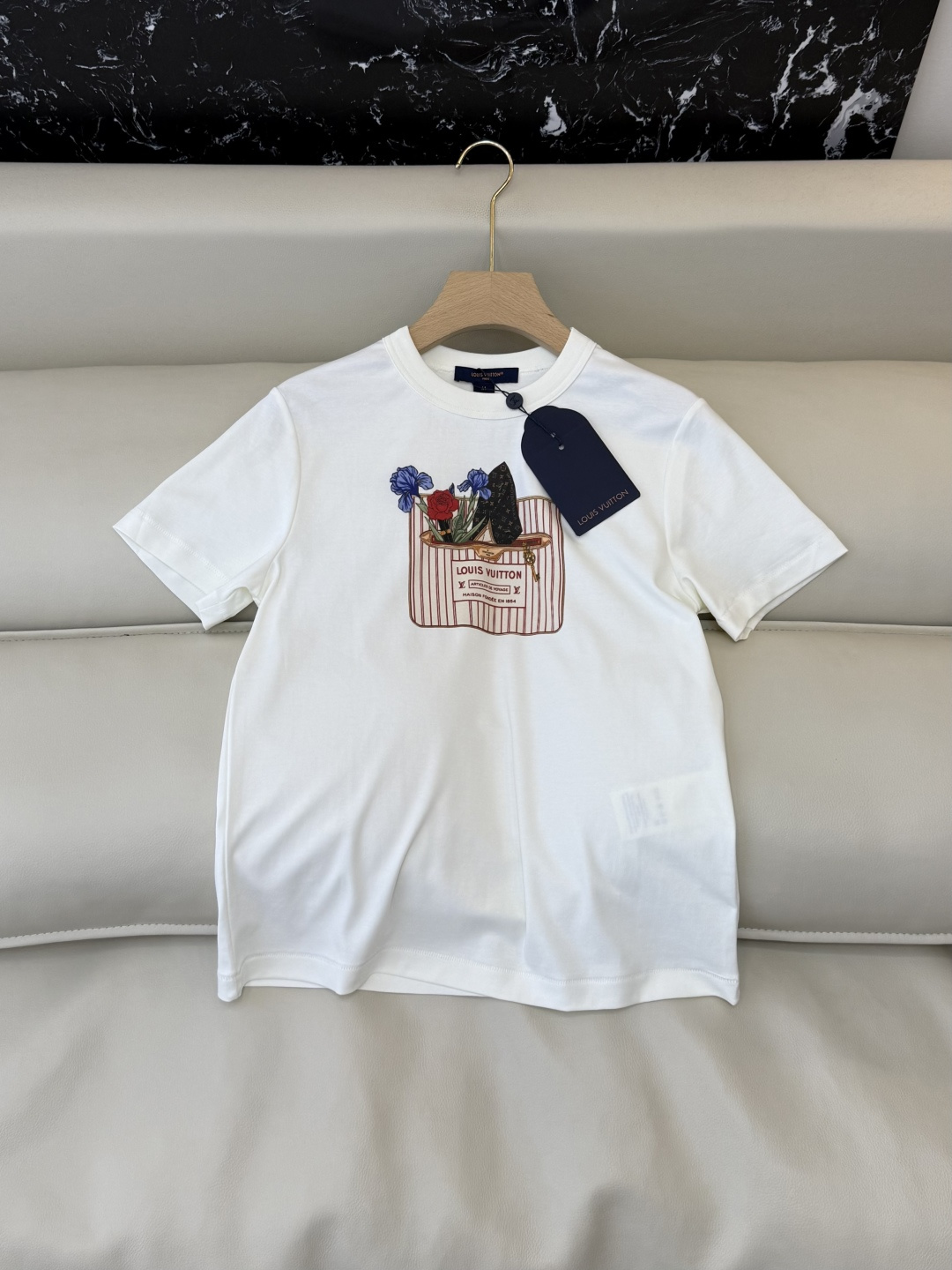 NO:782650,QG0193# The new T-shirt is the highest version on the market. The girl will inspect the goods, trim the three marks on the thread, and send pictures and videos before delivery. If you want quality or service, please add me on WeChat. We will not accept urgent orders. L V top version, positioning printing, short-sleeved T-shirt, white SML, Louis Vuitton-clothing, louis vuitton, T-shirt, tees, t-shirt,19860909QG0193#新款T恤特市面最高版本小妹验货、修剪线头上三标、发货可发图及拍视频,要品质要服务的加我微信,不接急单. L V 顶级版 定位印花 短袖T恤 白色 SML,路易威登-服装,louis vuitton,T-shirt,tees，t-shirt,,Women's clothing
