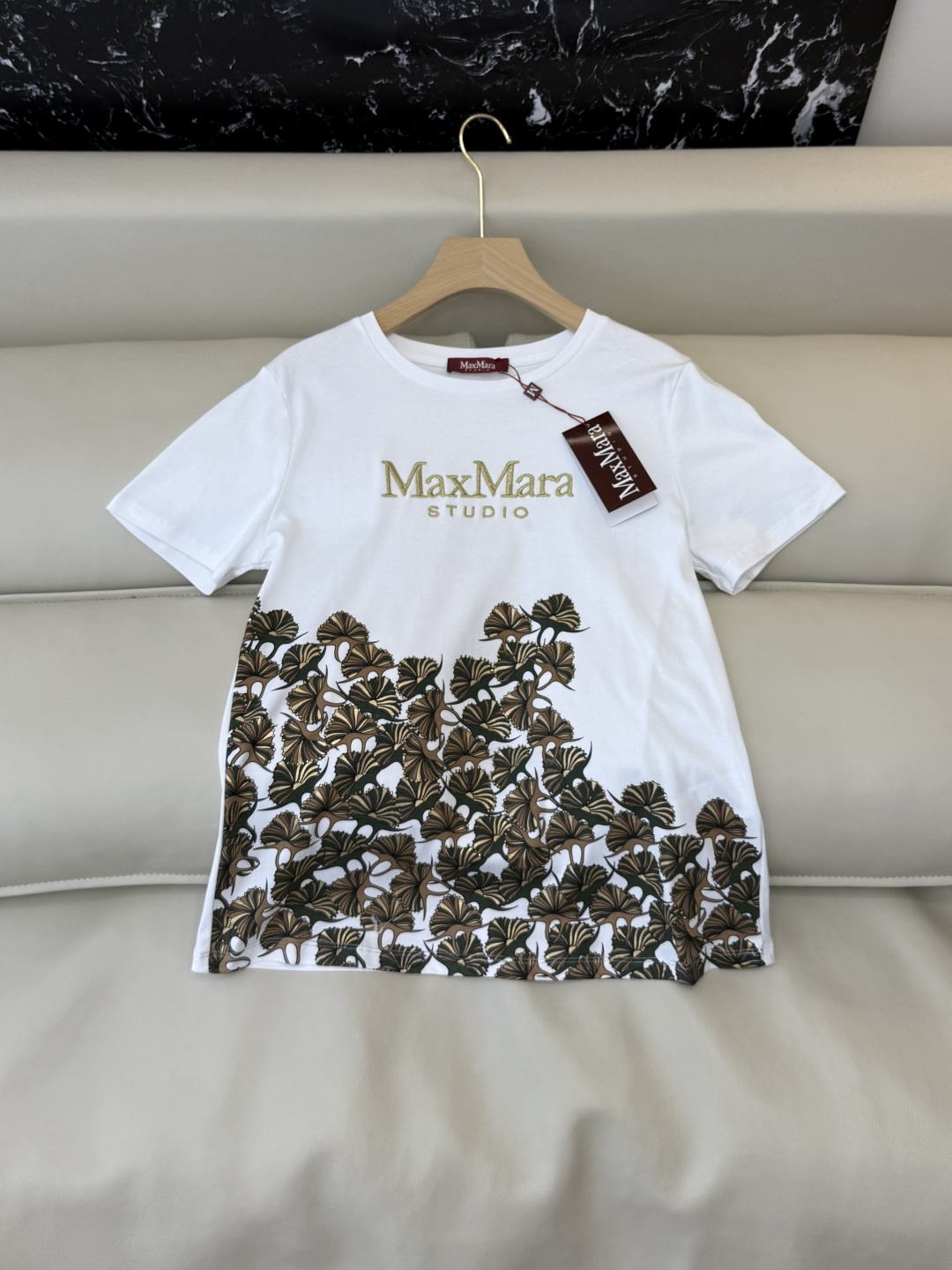 NO:782668,QG0192# New T-shirt is the highest version on the market. The girl will inspect the goods, trim the three marks on the thread, and send pictures and videos before delivery. If you want quality or service, please add me on WeChat. We will not accept urgent orders. max mara top version positioning printing short-sleeved T-shirt SML, max mara-clothing, T-shirt, tees, t-shirt,19860909QG0192#新款T恤特市面最高版本小妹验货、修剪线头上三标、发货可发图及拍视频,要品质要服务的加我微信,不接急单. max mara 顶级版 定位印花 短袖T恤 SML,麦丝玛拉-服装,T-shirt,tees，t-shirt,,Women's clothing