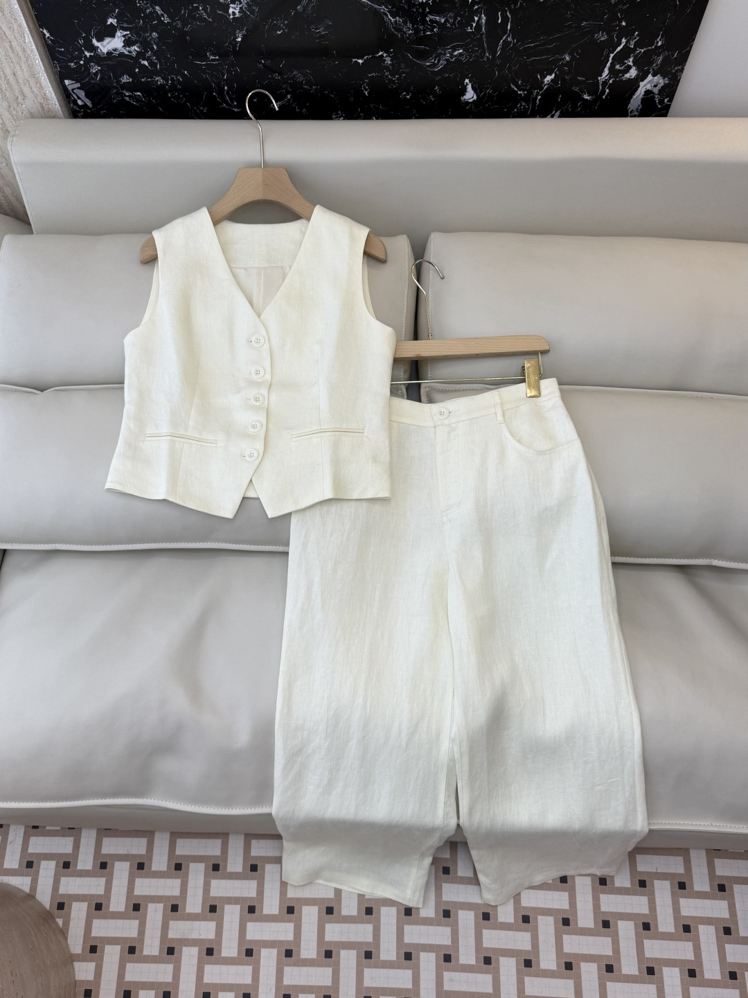 NO:782583,YJJ001# The new suit factory specializes in the highest version on the market. The girl will inspect the goods, trim the three marks on the threads, and send pictures and videos before delivery. If you want quality and service, please add me on WeChat. I will not accept urgent orders. P LP minimalist style linen vest and trousers suit three colors SMLXL, women's clothing, loro piana,19860909YJJ001# 新款套装工厂特市面最高版本小妹验货、修剪线头上三标、发货可发图及拍视频,要品质要服务的加我微信,不接急单.P LP极简风 亚麻 马甲长裤套装 三色 SMLXL,女装,loro piana,,Women's clothing
