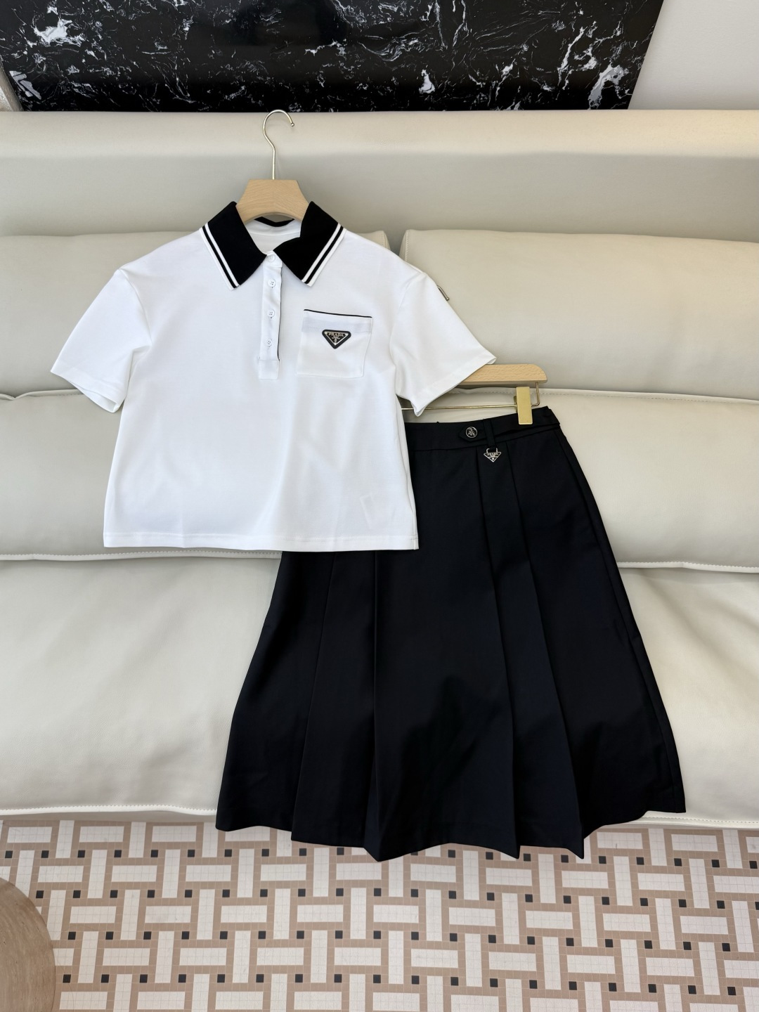 NO:782628,AW056# New suit factory special version of the highest version on the market. The girl will inspect the goods, trim the three marks on the threads, and send pictures and videos before delivery. If you want quality or service, please add me on WeChat. We will not accept urgent orders. P PR triangle mark short-sleeved top long skirt suit two-color SML, Prada-clothing, prada, skirts, T-shirt,19860909AW056#新款套装工厂特市面最高版本小妹验货、修剪线头上三标、发货可发图及拍视频,要品质要服务的加我微信,不接急单.P PR 三角标 短袖上衣长半裙 套装 两色 SML,普拉达-服装,prada,skirts,T-shirt,,Women's clothing