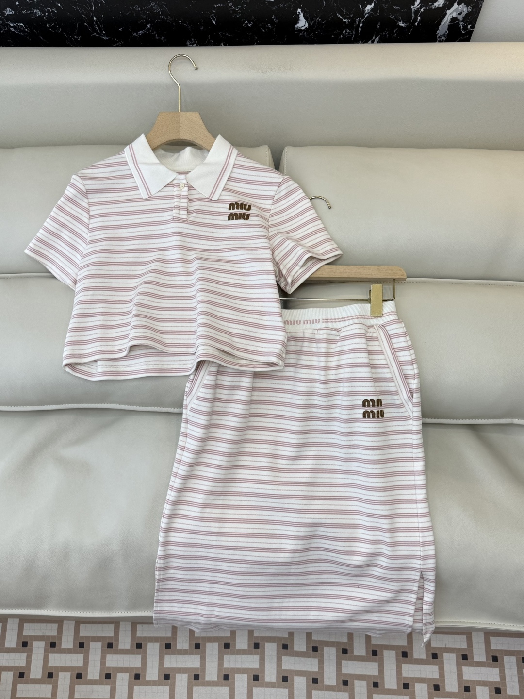 NO:782634,AW055# new suit factory special version of the highest version on the market. The girl will inspect the goods, trim the three marks on the threads, and ship the goods. You can send pictures and take videos. If you want quality and service, please add me on WeChat. We will not accept urgent orders.19860909AW055#新款套装工厂特市面最高版本小妹验货、修剪线头上三标、发货可发图及拍视频,要品质要服务的加我微信,不接急单.P Miu 家 短袖条纹上衣长半裙 套装 两色 SML,缪缪-服装,miumiu,skirts,T-shirt,,Women's clothing