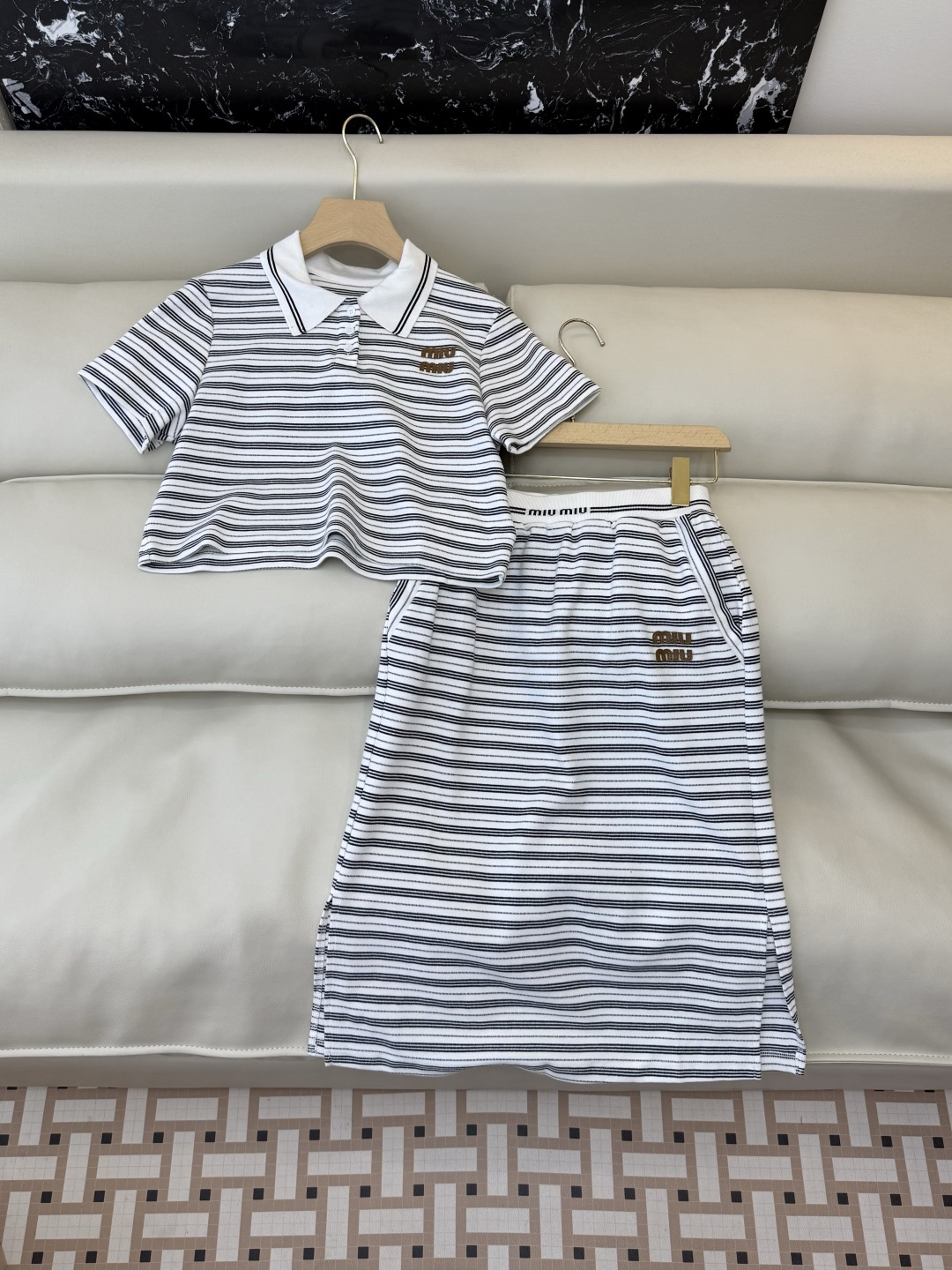 NO:801585,AW055# New suit factory P Miu home short-sleeved striped top long skirt suit two colors SML,,miumiu,skirts,T-shirt,19860909AW055#新款套装工厂P Miu 家 短袖条纹上衣长半裙 套装 两色 SML,,miumiu,skirts,T-shirt,,Women's clothing