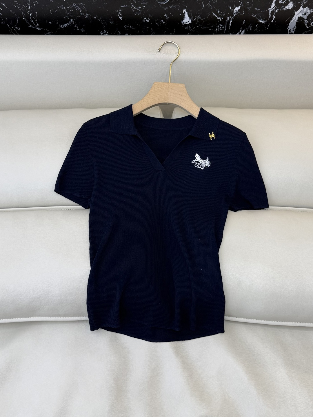 NO:801590,AW052# New top factory P Celine carriage embroidery short-sleeved knitted top SML,,celine,T-shirt,19860909AW052#新款上衣工厂P Celine 马车绣花 短袖针织上衣 SML,,celine,T-shirt,,Women's clothing