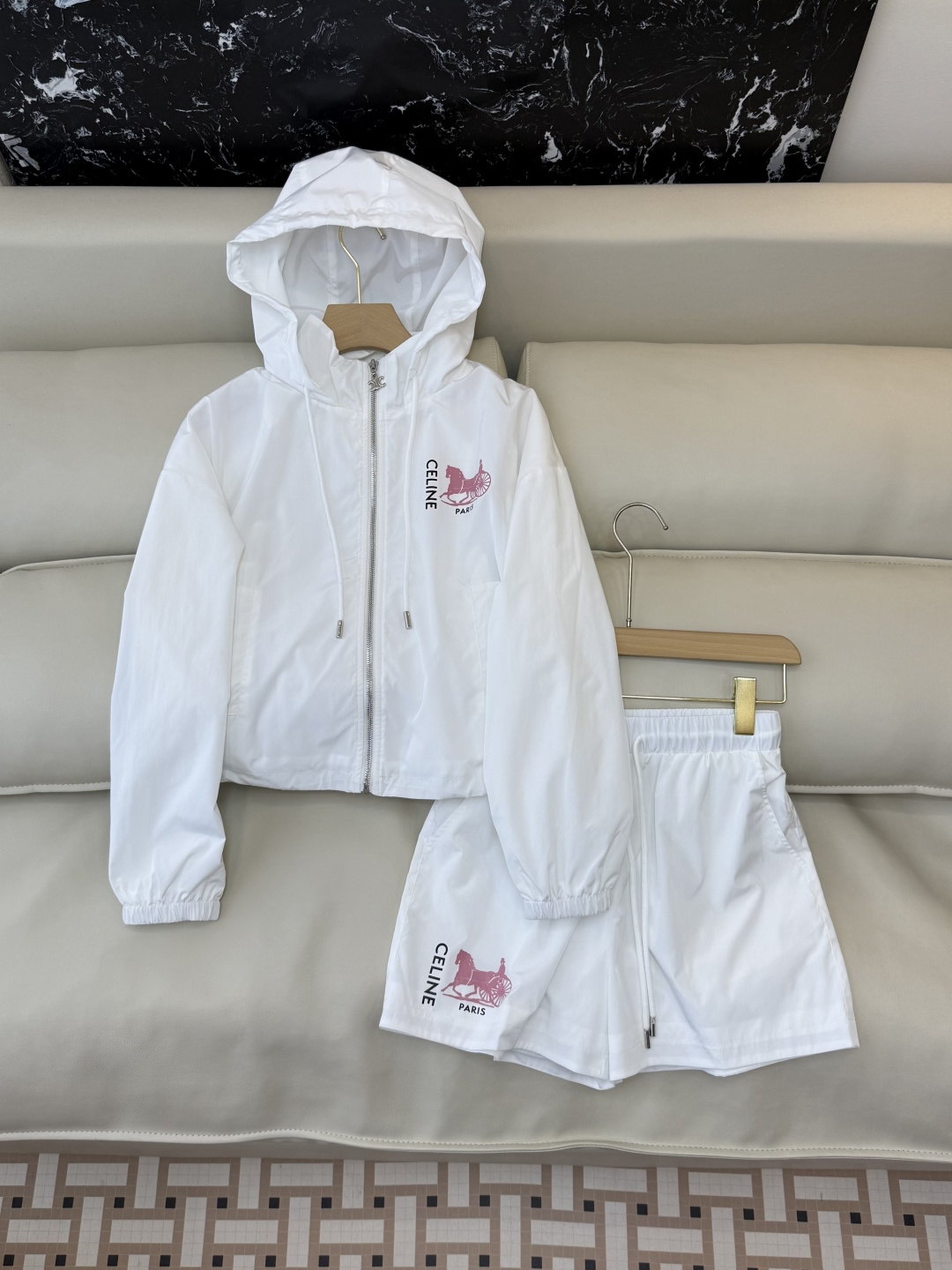 NO:782648,CX0208# New suit factory special version of the highest version on the market. The girl will inspect the goods, trim the three marks on the thread, and send pictures and videos before delivery. If you want quality or service, please add me on WeChat. We will not accept urgent orders. P Ce carriage print jacket and shorts suit white black SML, Celine-clothing, celine, shorts, jackets & coats,19860909CX0208#新款套装工厂特市面最高版本小妹验货、修剪线头上三标、发货可发图及拍视频,要品质要服务的加我微信,不接急单.P Ce 马车印花外套短裤套装 白色 黑色 SML,赛琳-服装,celine,shorts,jackets & coats,,Women's clothing