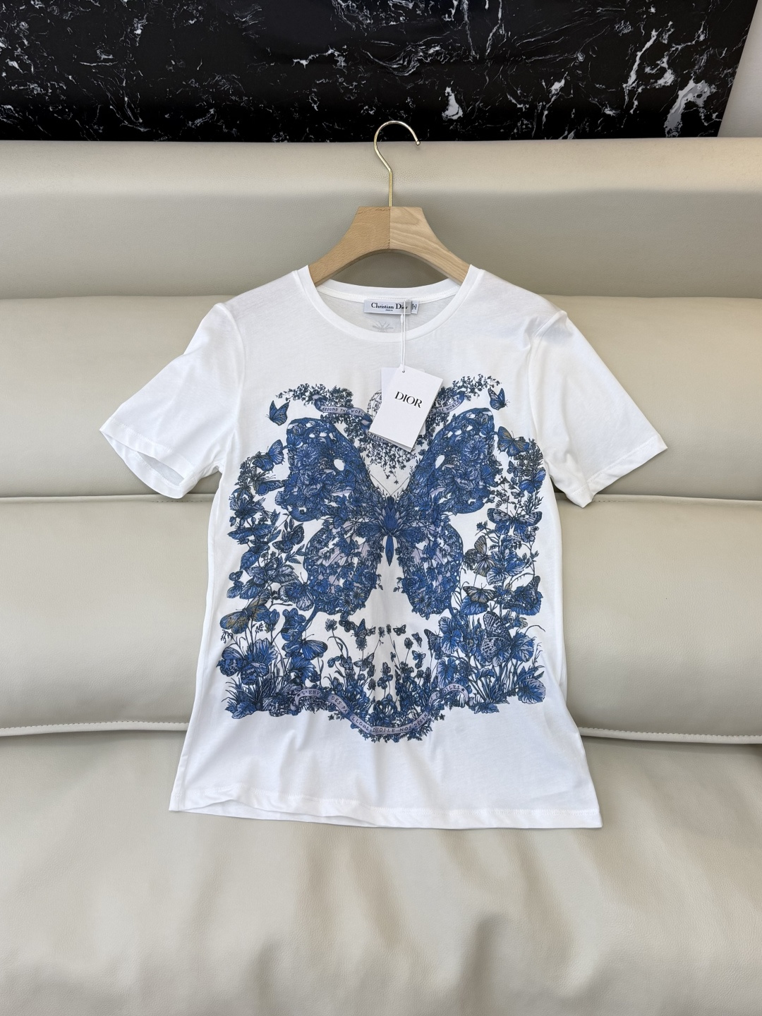 NO:782612,QG0196# New T-shirt is the highest version on the market. The girl will inspect the goods, trim the three marks on the thread, and send pictures and videos before delivery. If you want quality and service, please add me on WeChat. We will not accept urgent orders. Dior top version 85 cotton 15 linen butterfly print short-sleeved T-shirt blue SML, Dior-clothing, dior, dior, T-shirt, tees, t-shirt,19860909QG0196#新款T恤特市面最高版本小妹验货、修剪线头上三标、发货可发图及拍视频,要品质要服务的加我微信,不接急单. Dior 顶级版 85 棉 15 麻 蝴蝶印花 短袖T恤 蓝色 SML,迪奥-服装,dior,dior,T-shirt,tees，t-shirt,,Women's clothing