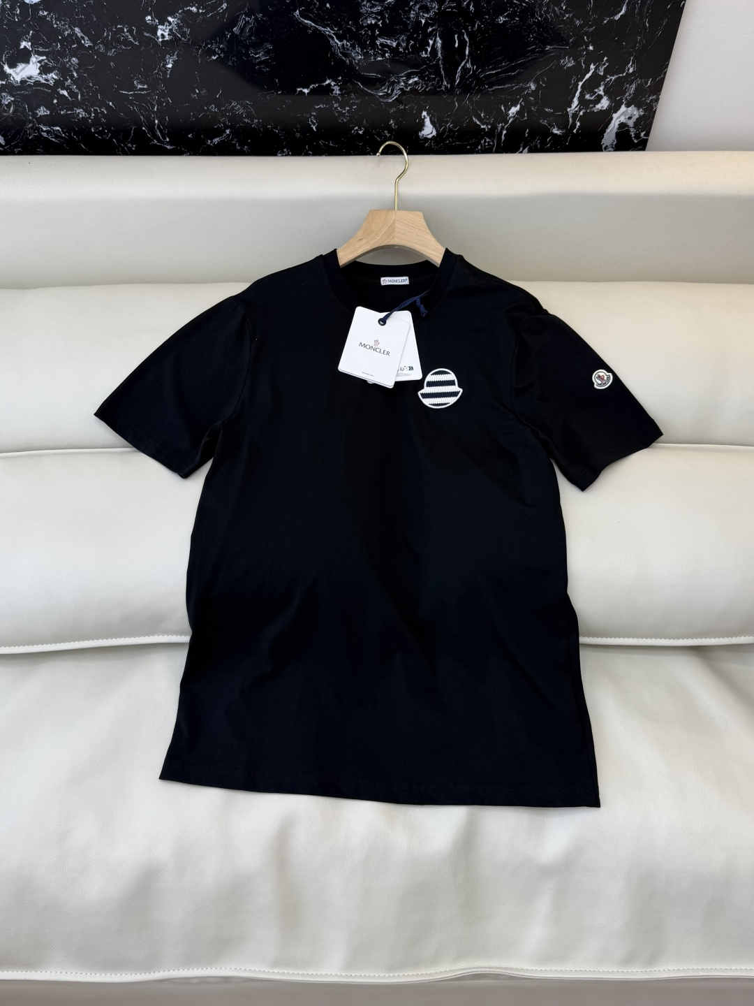 NO:802199,QG0197# New T-shirt special moncler masked top version minimalist style short-sleeved T-shirt black white SML,,Moncler,T-shirt,tees,t-shirt,19860909QG0197#新款T恤特 moncler 蒙口 顶级版 极简风 短袖T恤 黑色 白色 SML,,Moncler,T-shirt,tees，t-shirt,,Women's clothing