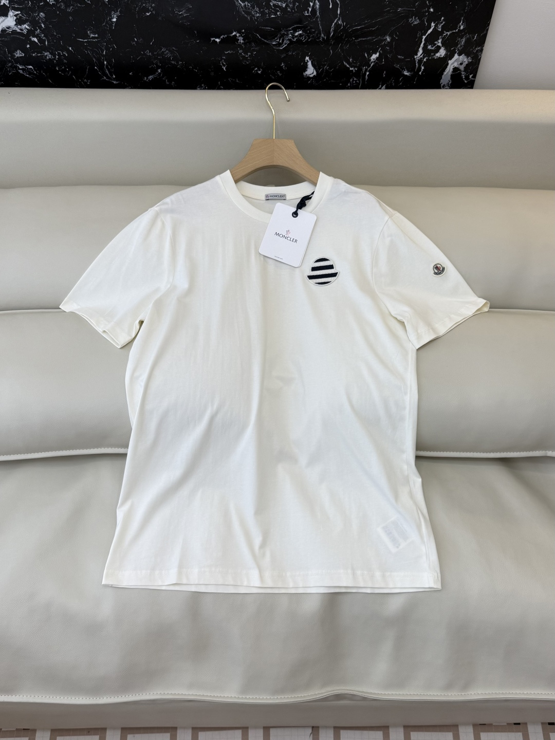 NO:782604,QG0197# New T-shirt is the highest version on the market. The girl will inspect the goods, trim the three marks on the thread, and send pictures and videos before delivery. If you want quality and service, please add me on WeChat. We will not accept urgent orders. moncler, top version, minimalist style, short-sleeved T-shirt, black, white, SML, hood-clothing, Moncler, T-shirt, tees, t-shirt,19860909QG0197#新款T恤特市面最高版本小妹验货、修剪线头上三标、发货可发图及拍视频,要品质要服务的加我微信,不接急单. moncler 蒙口 顶级版 极简风 短袖T恤 黑色 白色 SML,蒙口-服装,Moncler,T-shirt,tees，t-shirt,,Women's clothing