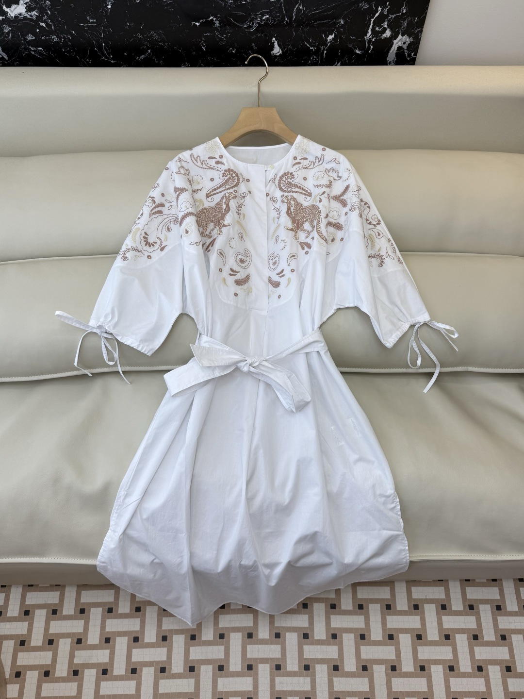 XM012#新款连衣裙。zim 重工刺绣 撞色设计 绣花连衣裙 白色 36/38/40