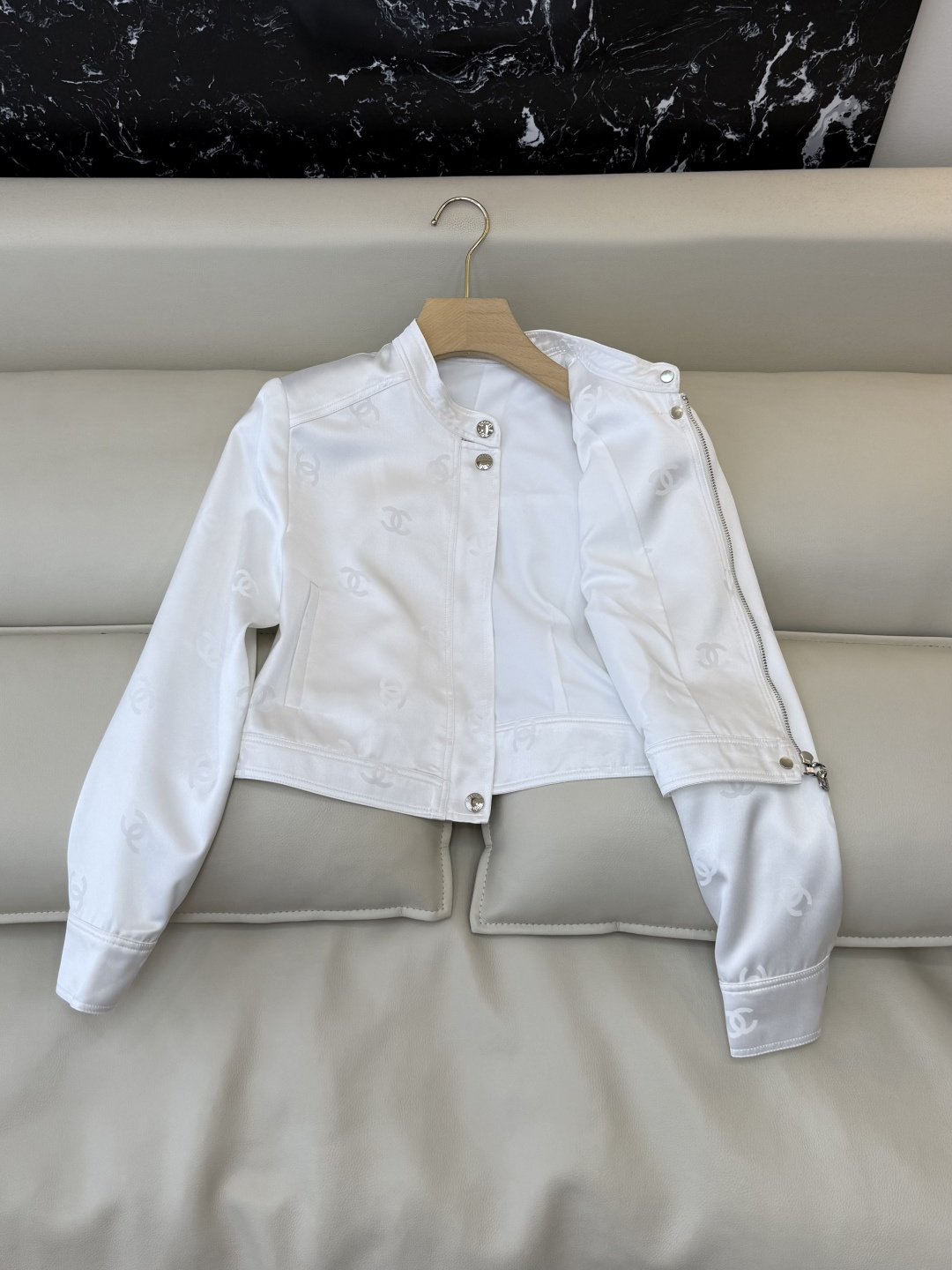 XZ0157#新款外套。Chanel 暗纹 提花 长袖醋酸拉链外套 黑色 白色 SMLXL