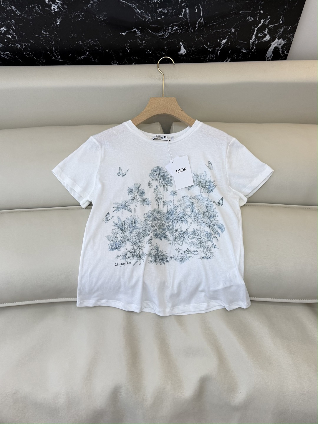 NO:785418,QG0202# New T-shirt is the highest version on the market. The girl will inspect the goods, trim the three marks on the thread, and send pictures and videos before delivery. If you want quality or service, please add me on WeChat. We will not accept urgent orders. Dior jungle printed flower short-sleeved T-shirt white SML, Dior-clothing, dior, dior, T-shirt, tees, t-shirt,19860909QG0202#新款T恤特市面最高版本小妹验货、修剪线头上三标、发货可发图及拍视频,要品质要服务的加我微信,不接急单. Dior 丛林 印花卉 短袖T恤 白色 SML,迪奥-服装,dior,dior,T-shirt,tees，t-shirt,,Women's clothing