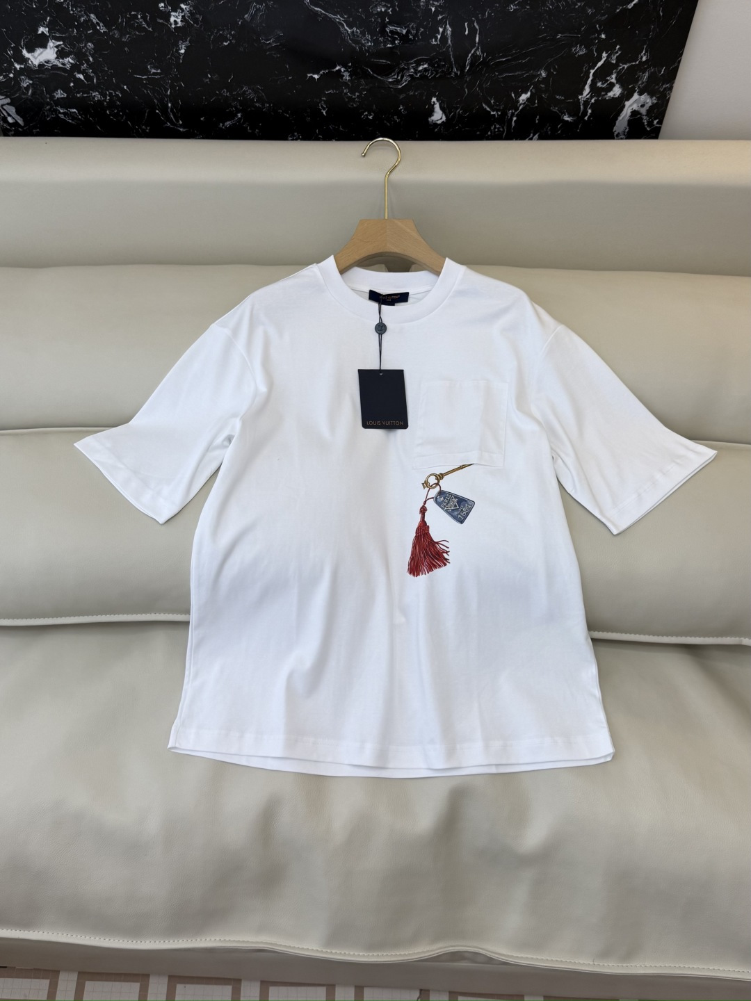 NO:785428,QG0201# New T-shirt is the highest version on the market. The girl will inspect the goods, trim the three marks on the thread, and send pictures and videos before delivery. If you want quality and service, please add me on WeChat. We will not accept urgent orders. L V loose style printed key short-sleeved T-shirt white SML, Louis Vuitton-clothing, louis vuitton, T-shirt, tees, t-shirt,19860909QG0201#新款T恤特市面最高版本小妹验货、修剪线头上三标、发货可发图及拍视频,要品质要服务的加我微信,不接急单. L V 宽松款 印花 钥匙短袖T恤 白色 SML,路易威登-服装,louis vuitton,T-shirt,tees，t-shirt,,Women's clothing