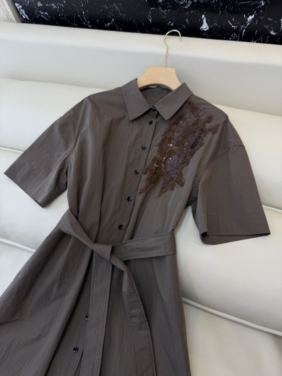 QGL048#新款连衣裙。BC 重工刺绣珠片花 中袖显瘦连衣裙 咖色 米杏色 SML