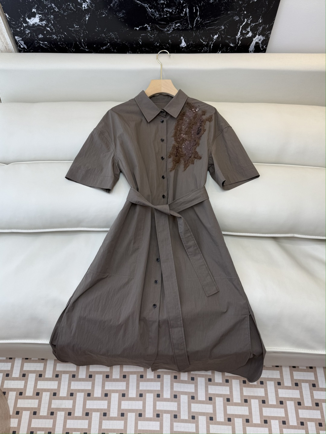 QGL048#新款连衣裙。BC 重工刺绣珠片花 中袖显瘦连衣裙 咖色 米杏色 SML