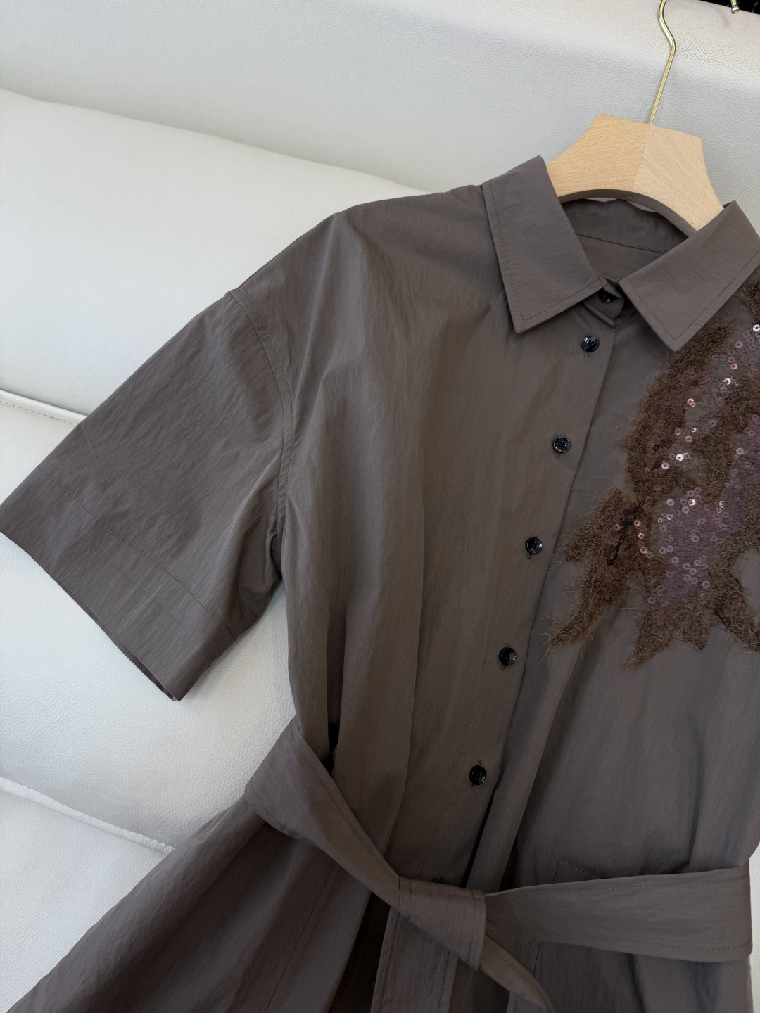 QGL048#新款连衣裙。BC 重工刺绣珠片花 中袖显瘦连衣裙 咖色 米杏色 SML