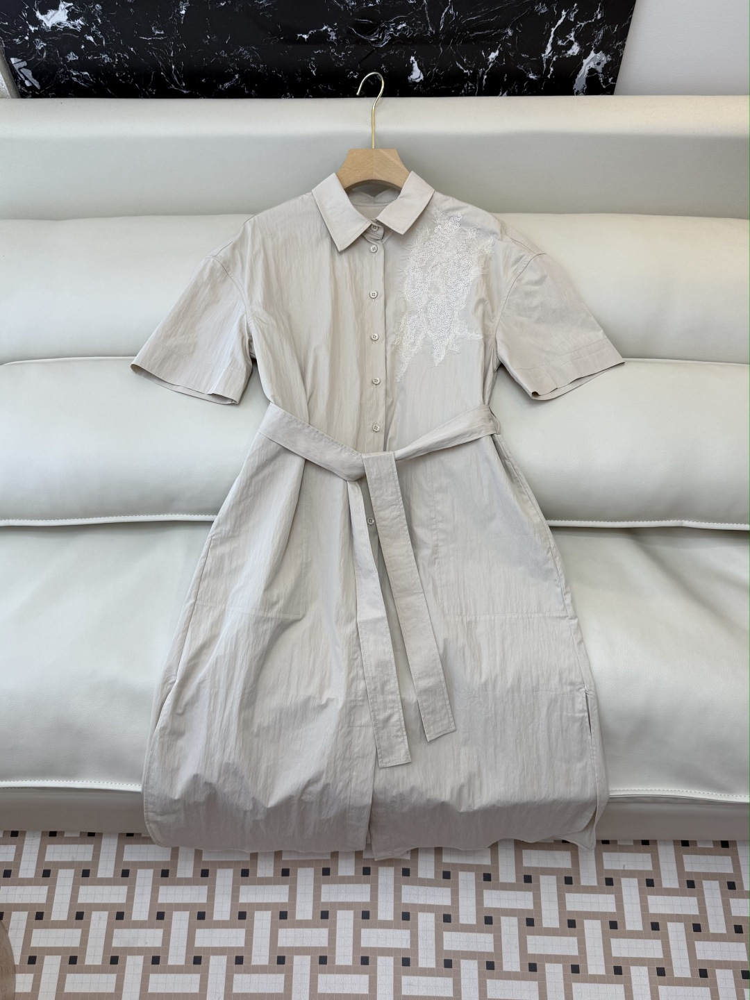 QGL048#新款连衣裙。BC 重工刺绣珠片花 中袖显瘦连衣裙 咖色 米杏色 SML