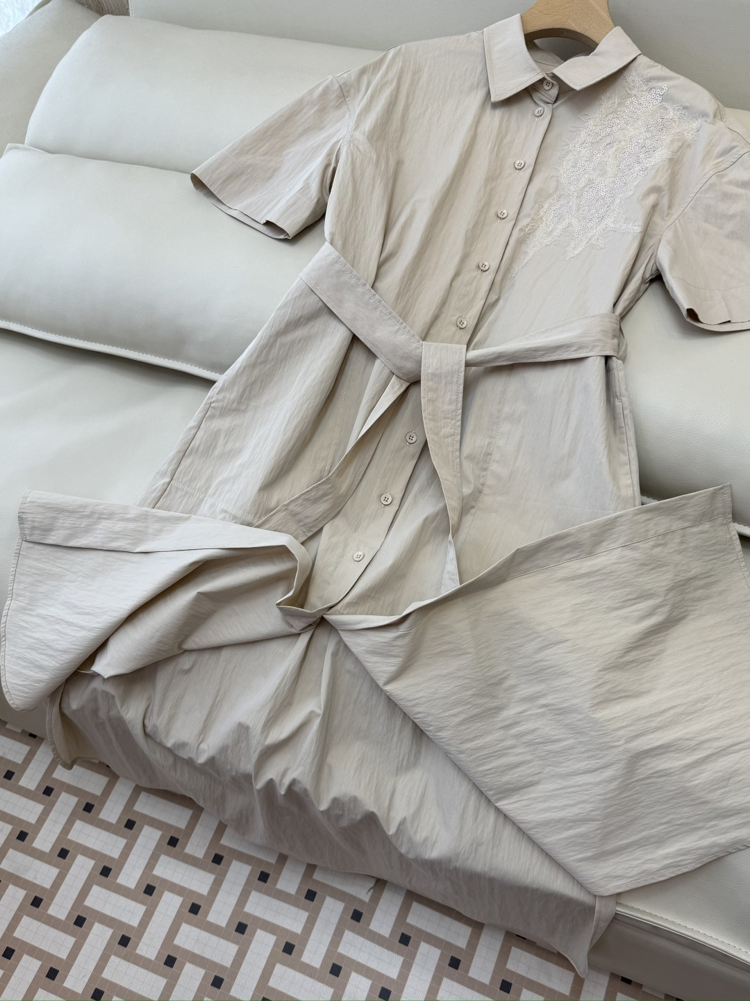 QGL048#新款连衣裙。BC 重工刺绣珠片花 中袖显瘦连衣裙 咖色 米杏色 SML