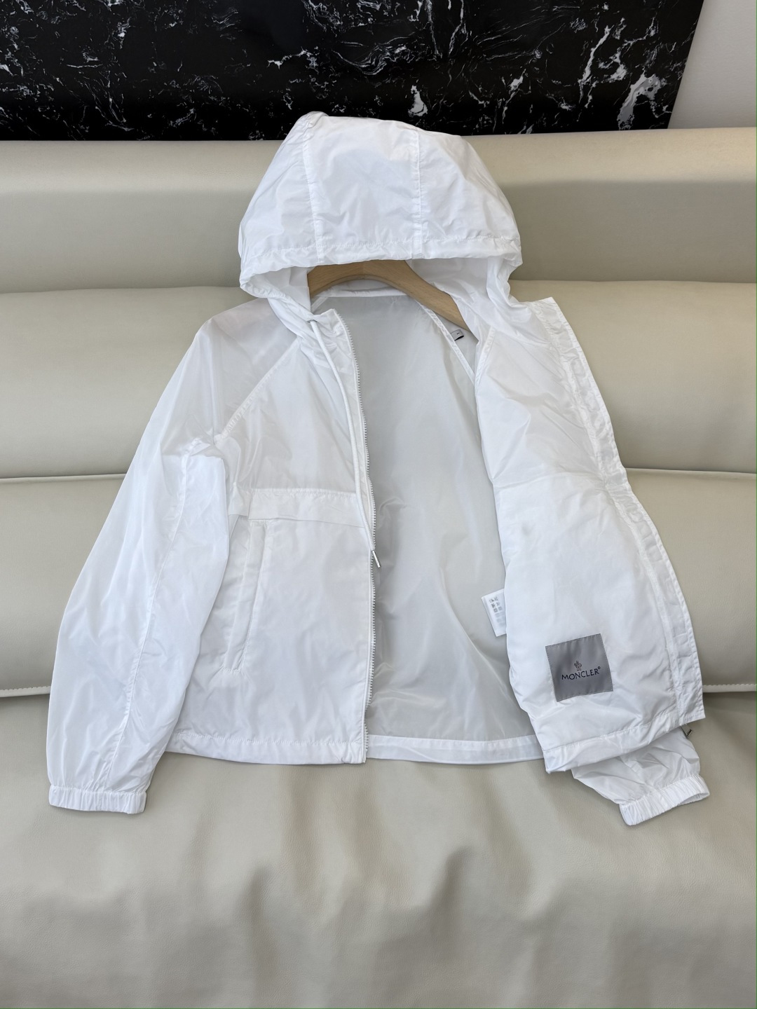 M2605#新款外套。Mon蒙口 抽绳设计 长袖拉链款夹克外套 黑色 藏青色 浅蓝色 白色 1/2/3码