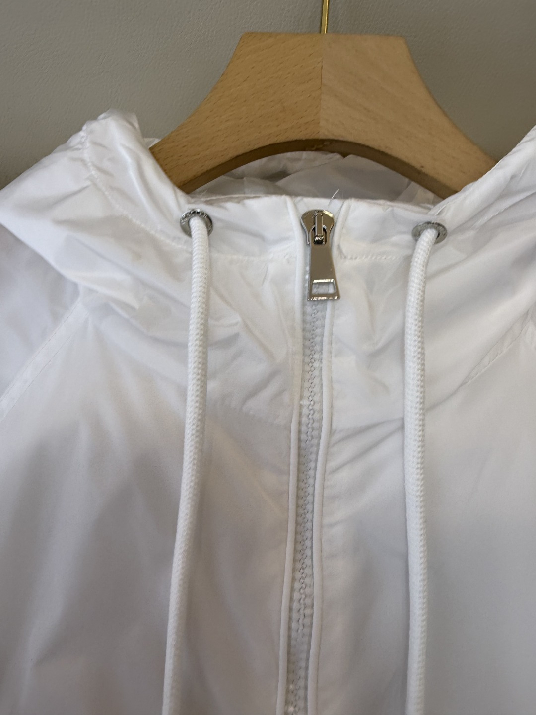 M2605#新款外套。Mon蒙口 抽绳设计 长袖拉链款夹克外套 黑色 藏青色 浅蓝色 白色 1/2/3码