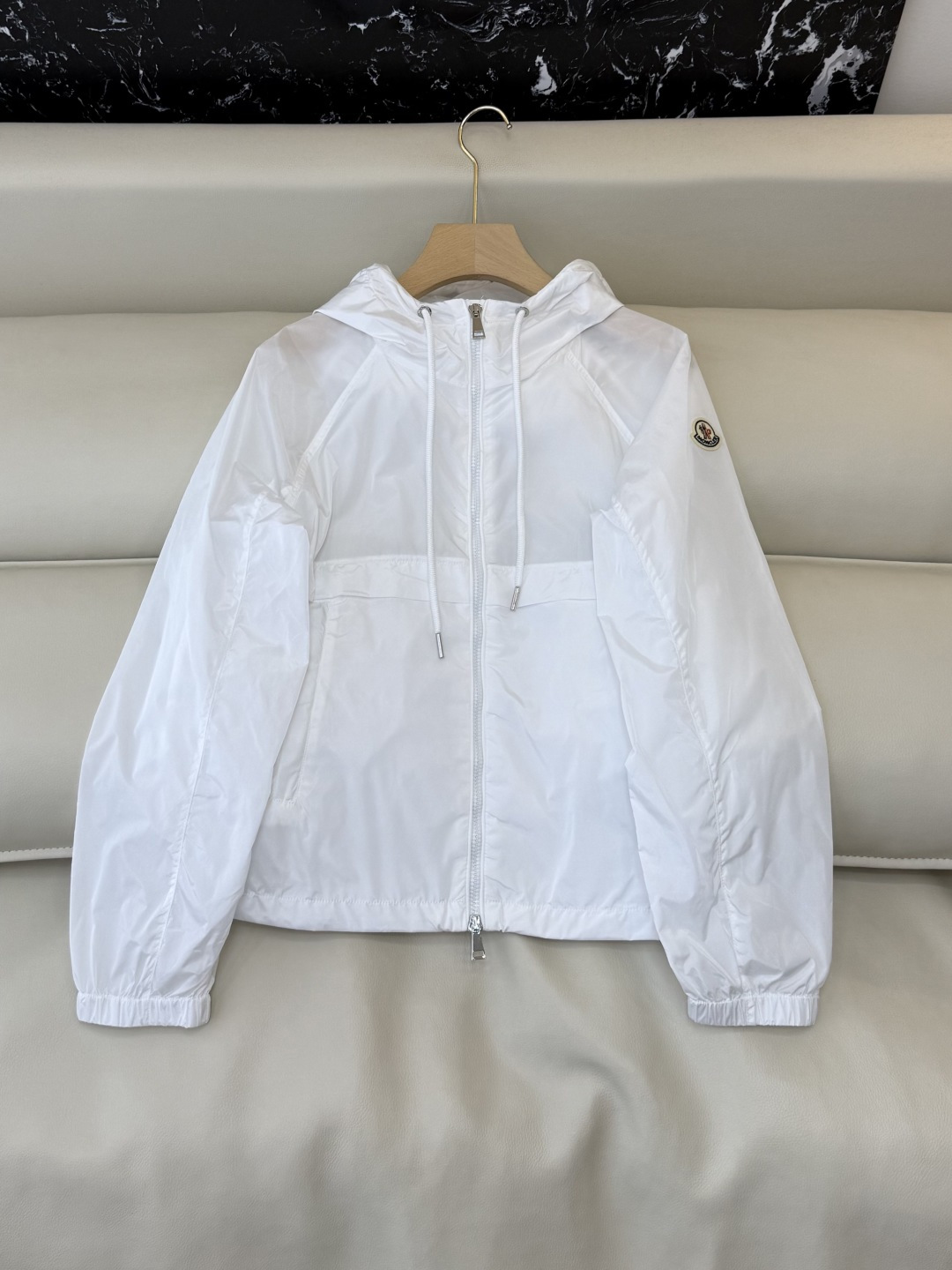 M2605#新款外套。Mon蒙口 抽绳设计 长袖拉链款夹克外套 黑色 藏青色 浅蓝色 白色 1/2/3码