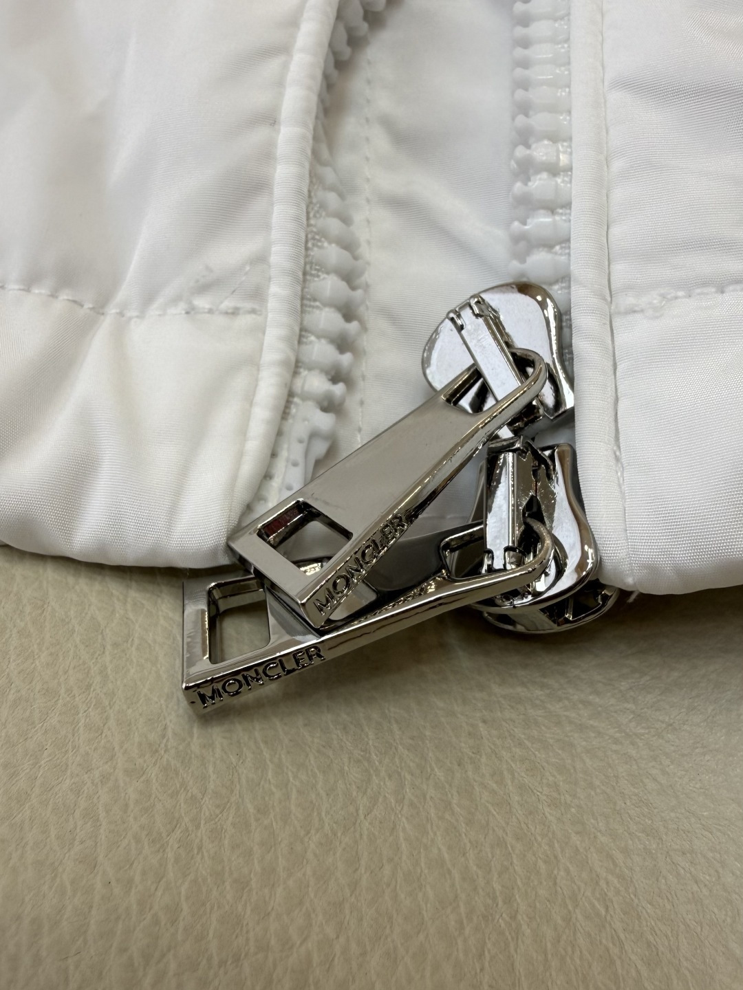 M2605#新款外套。Mon蒙口 抽绳设计 长袖拉链款夹克外套 黑色 藏青色 浅蓝色 白色 1/2/3码