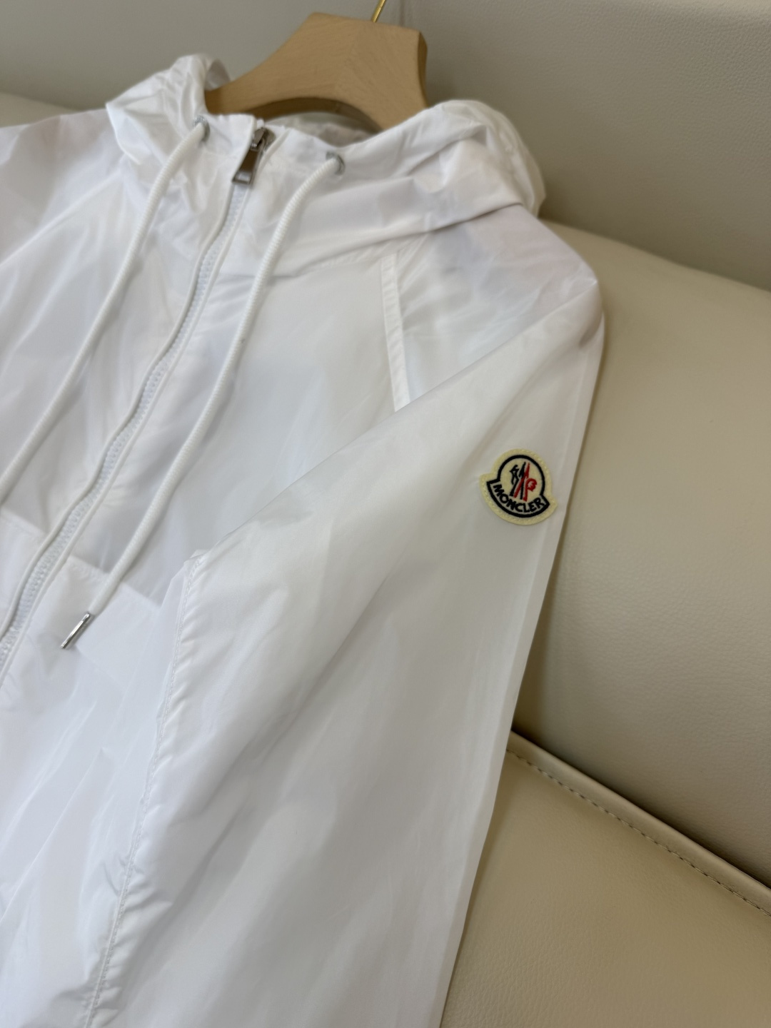 M2605#新款外套。Mon蒙口 抽绳设计 长袖拉链款夹克外套 黑色 藏青色 浅蓝色 白色 1/2/3码