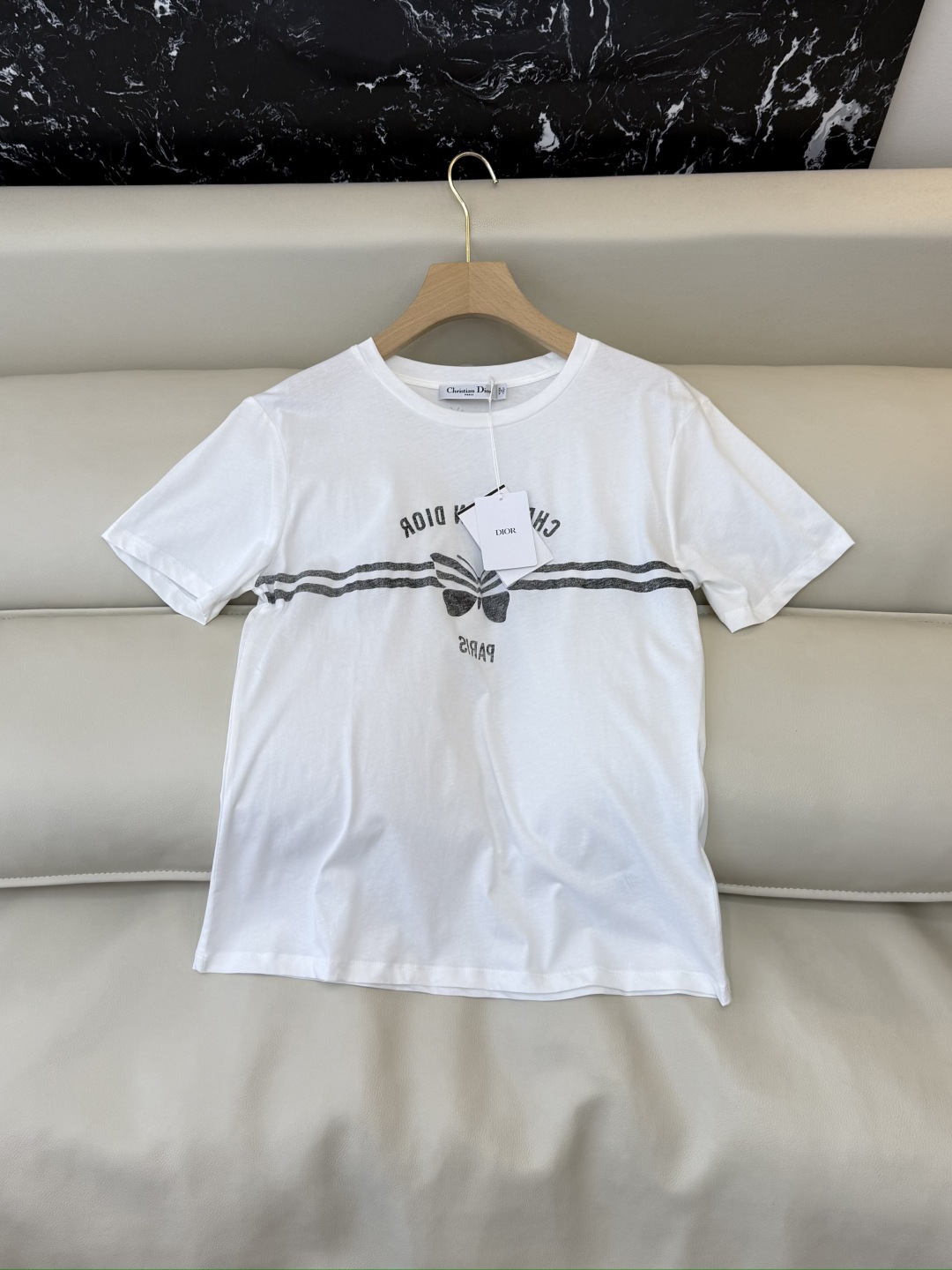 NO:785443,QG0199# New T-shirt is the highest version on the market. The girl will inspect the goods, trim the three marks on the thread, and send pictures and videos before delivery. If you want quality or service, please add me on WeChat. We will not accept urgent orders. Dior reverse printed short-sleeved T-shirt white SML, Dior-clothing, dior, dior, T-shirt, tees, t-shirt,19860909QG0199#新款T恤特市面最高版本小妹验货、修剪线头上三标、发货可发图及拍视频,要品质要服务的加我微信,不接急单. Dior 反印字母 短袖T恤 白色 SML,迪奥-服装,dior,dior,T-shirt,tees，t-shirt,,Women's clothing