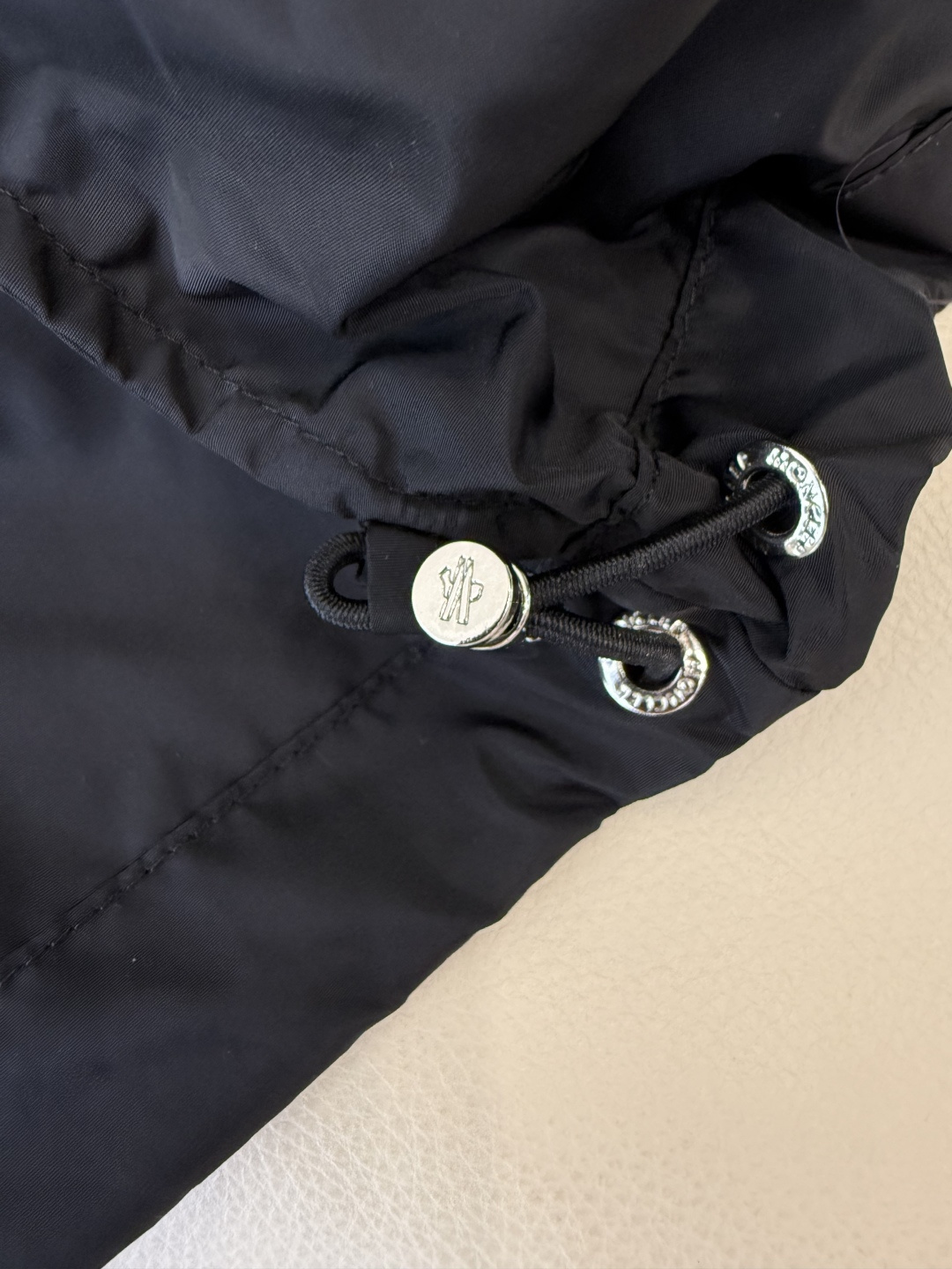 M2605#新款外套。Mon蒙口 抽绳设计 长袖拉链款夹克外套 黑色 藏青色 浅蓝色 白色 1/2/3码