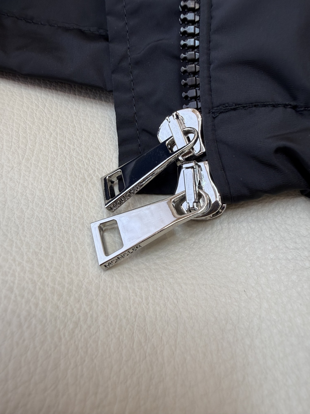 M2605#新款外套。Mon蒙口 抽绳设计 长袖拉链款夹克外套 黑色 藏青色 浅蓝色 白色 1/2/3码