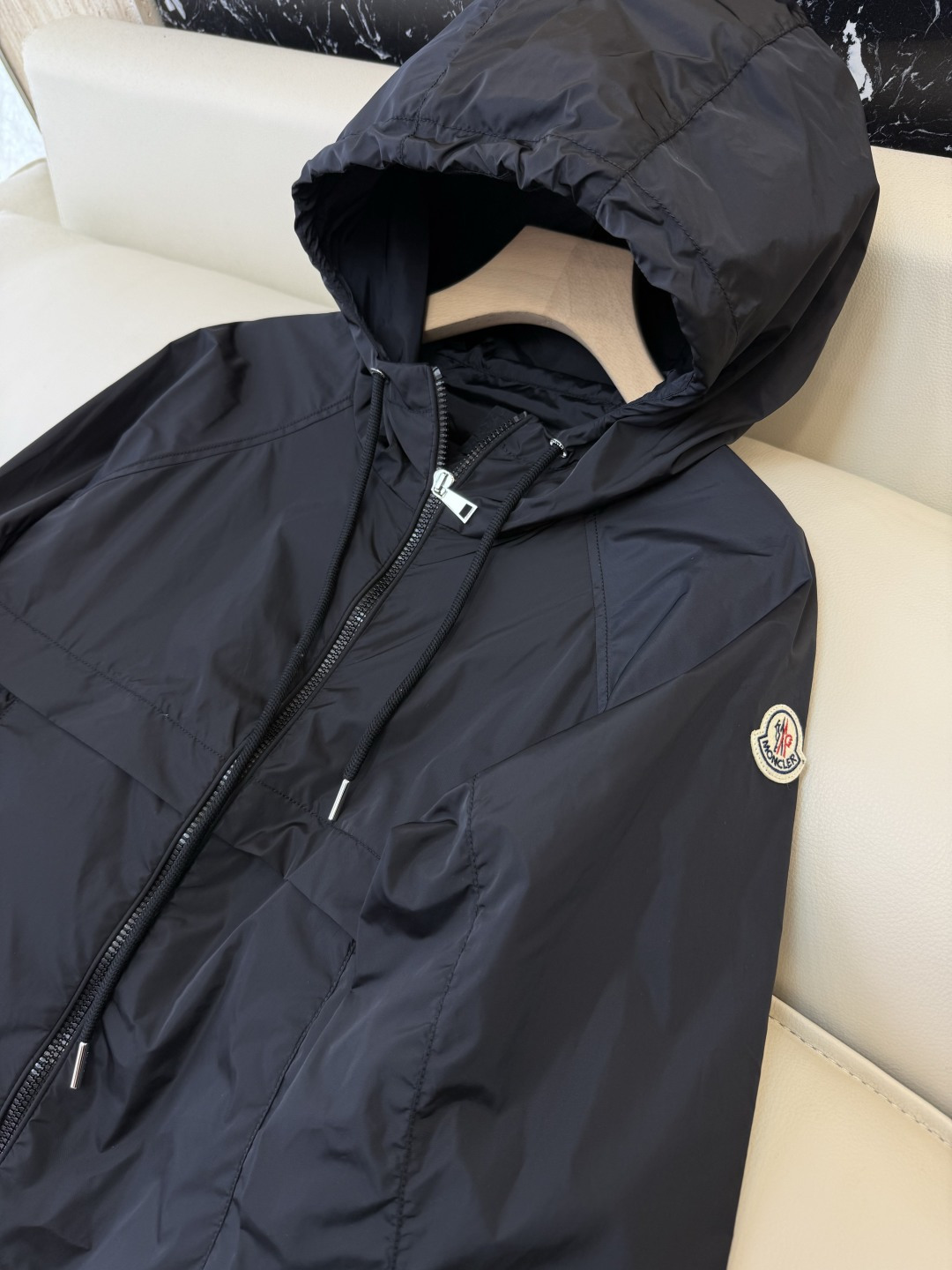 M2605#新款外套。Mon蒙口 抽绳设计 长袖拉链款夹克外套 黑色 藏青色 浅蓝色 白色 1/2/3码