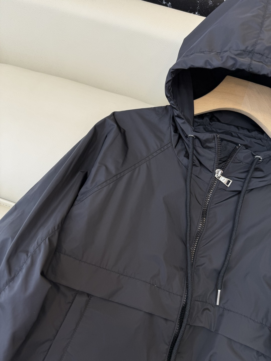 M2605#新款外套。Mon蒙口 抽绳设计 长袖拉链款夹克外套 黑色 藏青色 浅蓝色 白色 1/2/3码