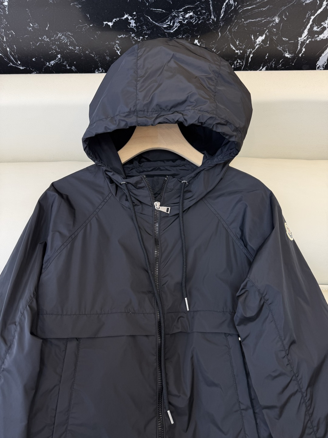 M2605#新款外套。Mon蒙口 抽绳设计 长袖拉链款夹克外套 黑色 藏青色 浅蓝色 白色 1/2/3码