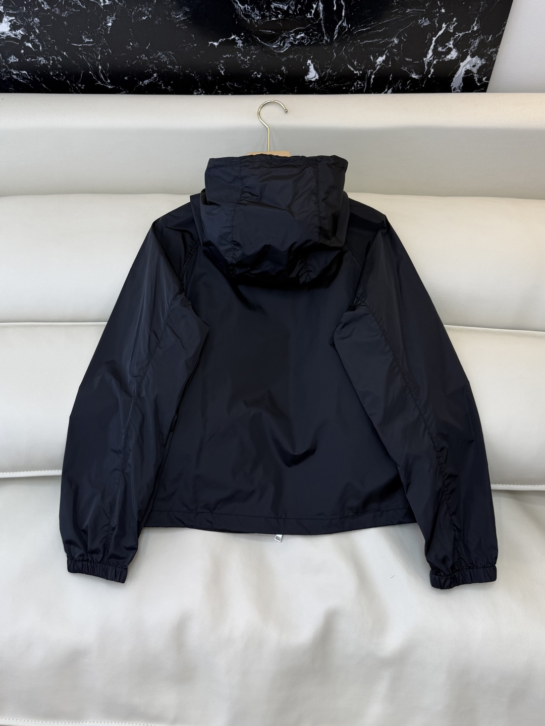 M2605#新款外套。Mon蒙口 抽绳设计 长袖拉链款夹克外套 黑色 藏青色 浅蓝色 白色 1/2/3码