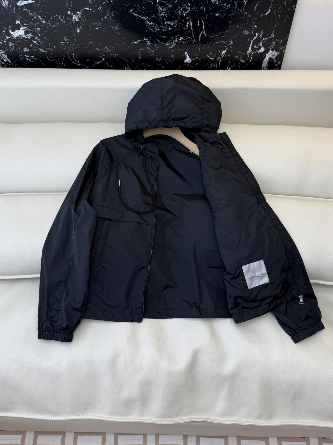 M2605#新款外套。Mon蒙口 抽绳设计 长袖拉链款夹克外套 黑色 藏青色 浅蓝色 白色 1/2/3码