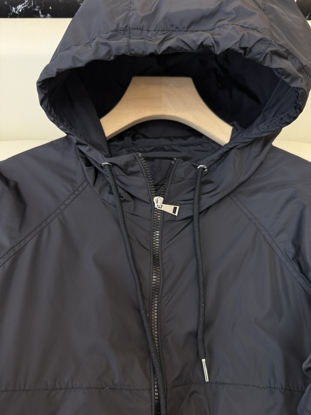 M2605#新款外套。Mon蒙口 抽绳设计 长袖拉链款夹克外套 黑色 藏青色 浅蓝色 白色 1/2/3码