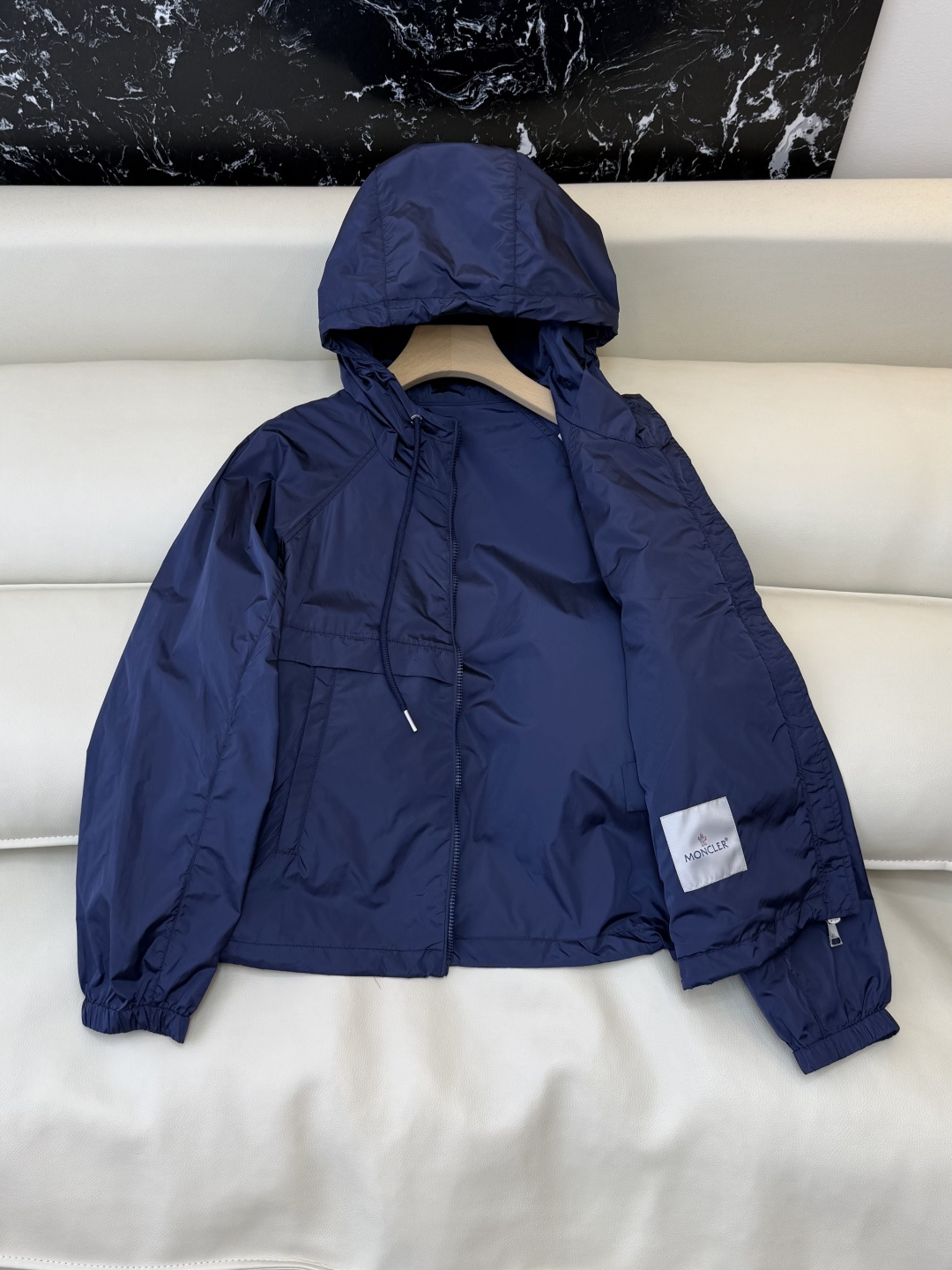 M2605#新款外套。Mon蒙口 抽绳设计 长袖拉链款夹克外套 黑色 藏青色 浅蓝色 白色 1/2/3码