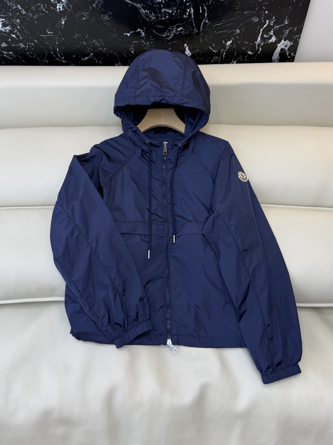 M2605#新款外套。Mon蒙口 抽绳设计 长袖拉链款夹克外套 黑色 藏青色 浅蓝色 白色 1/2/3码