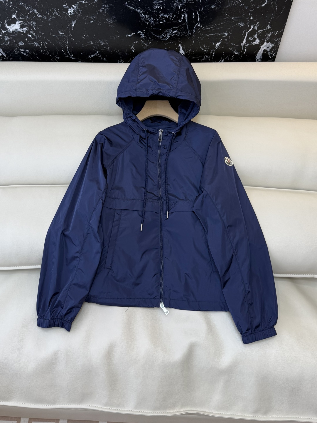 M2605#新款外套。Mon蒙口 抽绳设计 长袖拉链款夹克外套 黑色 藏青色 浅蓝色 白色 1/2/3码