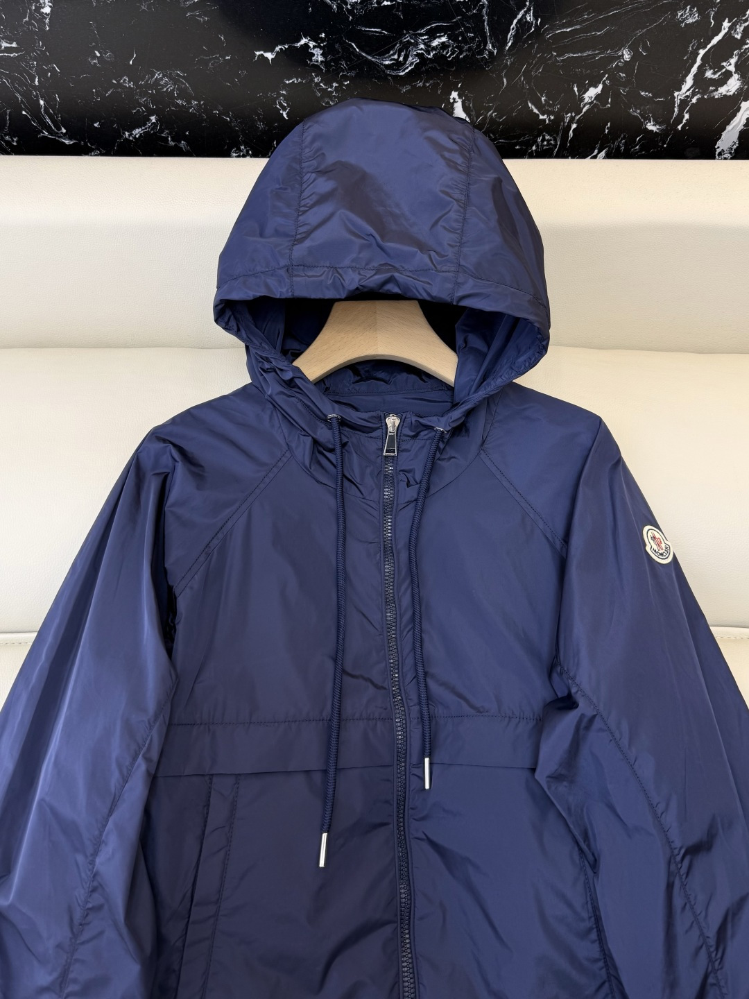 M2605#新款外套。Mon蒙口 抽绳设计 长袖拉链款夹克外套 黑色 藏青色 浅蓝色 白色 1/2/3码