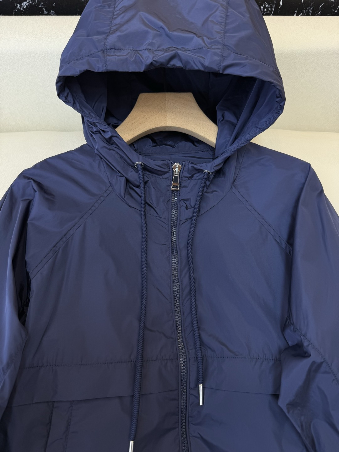 M2605#新款外套。Mon蒙口 抽绳设计 长袖拉链款夹克外套 黑色 藏青色 浅蓝色 白色 1/2/3码