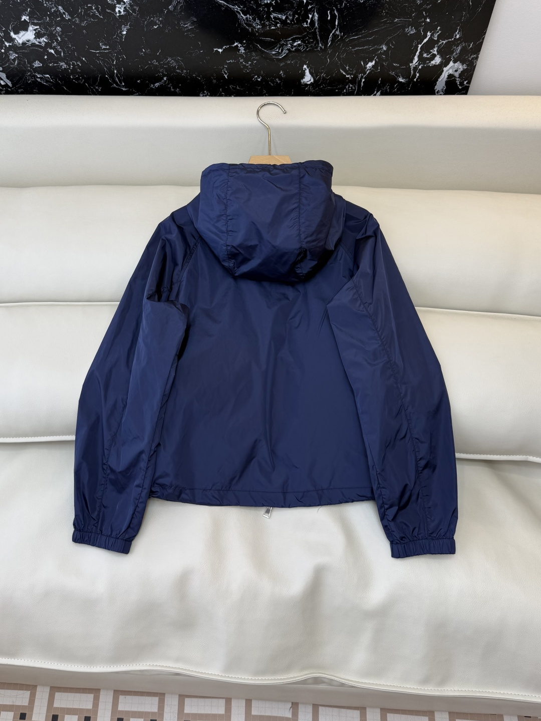 M2605#新款外套。Mon蒙口 抽绳设计 长袖拉链款夹克外套 黑色 藏青色 浅蓝色 白色 1/2/3码